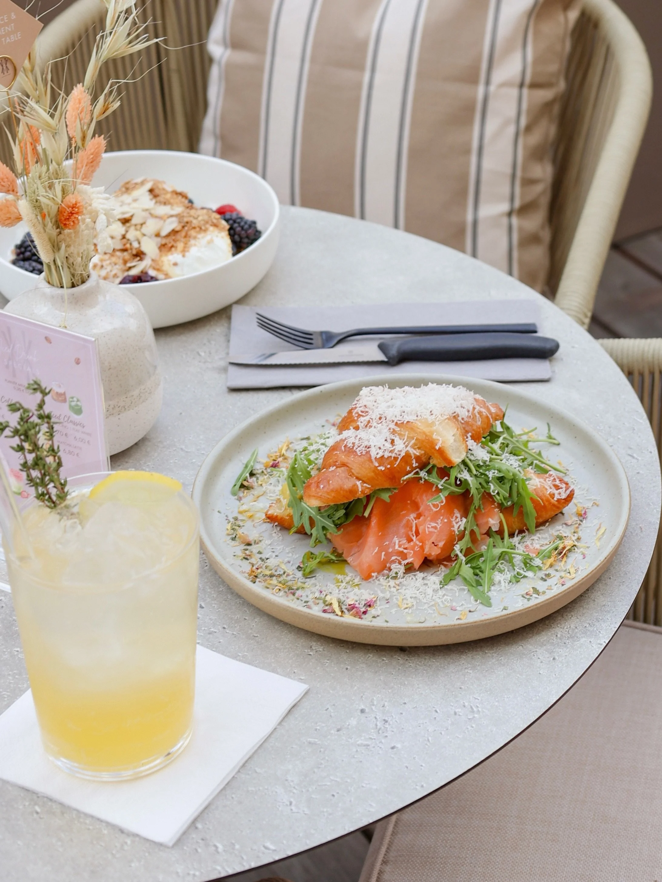 Brunch all Day, T&ouml;rtchen &amp; Drinks erwarten dich 🥐

📍Caf&eacute; Alexa von Harder | Terrace
Ismaningerstr. 50
Mi-Sa 10-17 Uhr

📍Alexa von Harder Daily
F&uuml;nf H&ouml;fe - Kardinal-Faulhaber-Str. 11
Mo-Sa 10-18 Uhr

#brunchallday #munichb