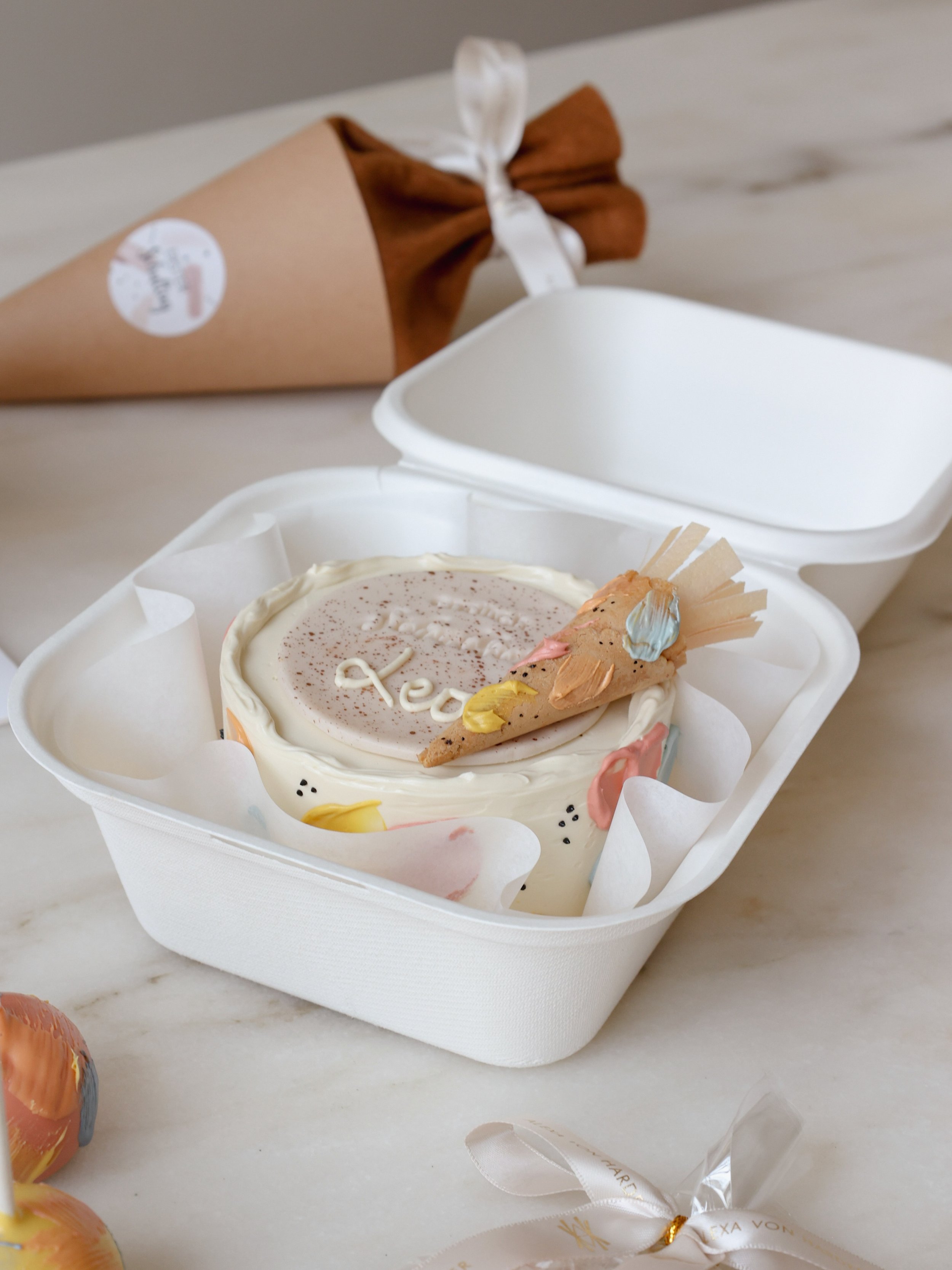 Bald ist Schulanfang 🎒

Passend dazu haben wir dieses Jahr eine ganze Kollektion f&uuml;r euch vorbereitet: Bento Cake, Torte, Cake Pops, Cookies und unsere Schult&uuml;te mit s&uuml;&szlig;er F&uuml;llung.

&Uuml;ber die Website bestellbar.

#schul