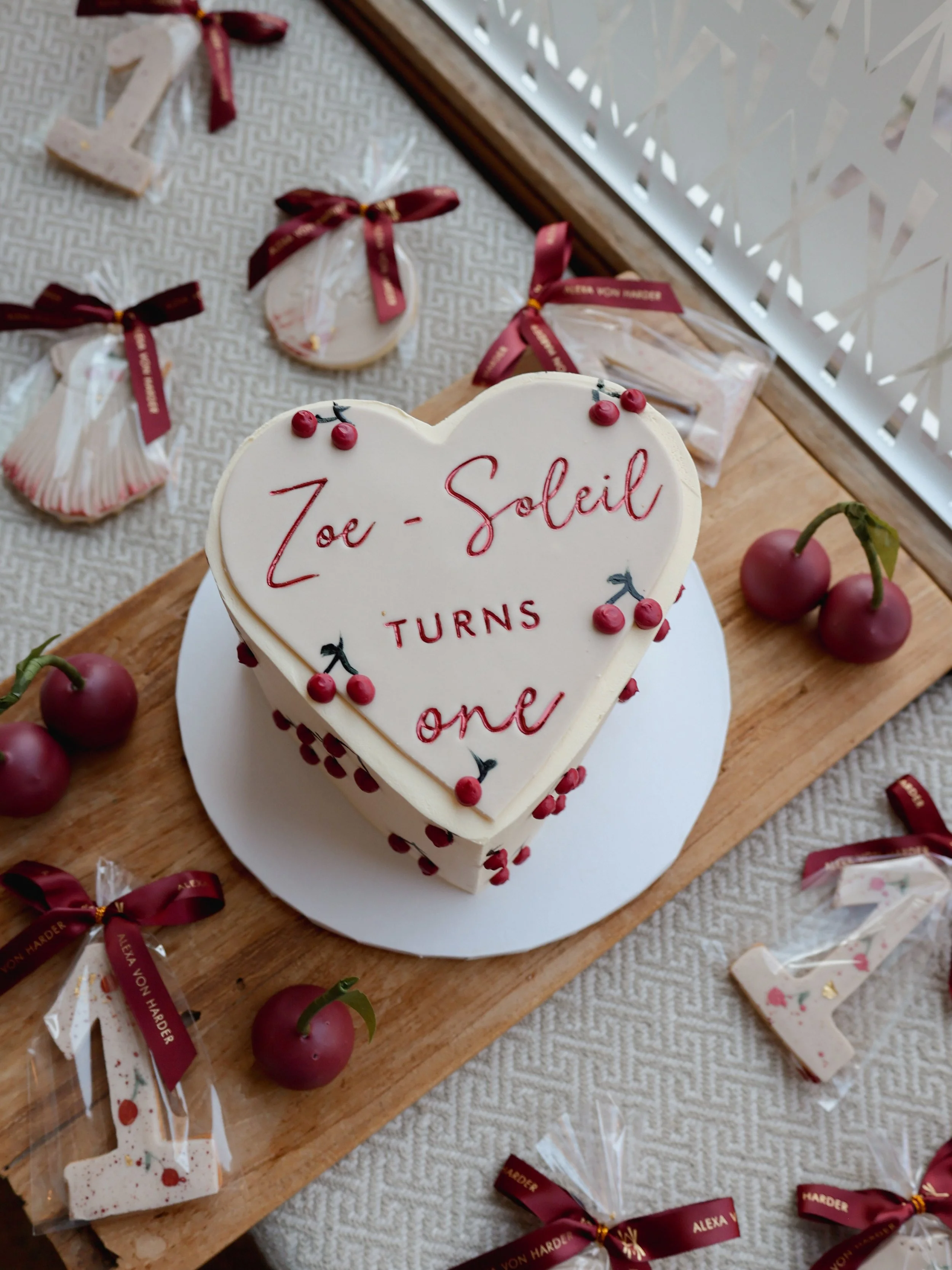 Individuelle Anfertigung 🍒

Herzform-Torte, Cake Pops und Cookies im s&uuml;&szlig;en Kirschen-Motiv - ganz nach Wunsch kreiert.

#birthdaycake #munichcakes #kirschentorte #heartcake #cherrycake