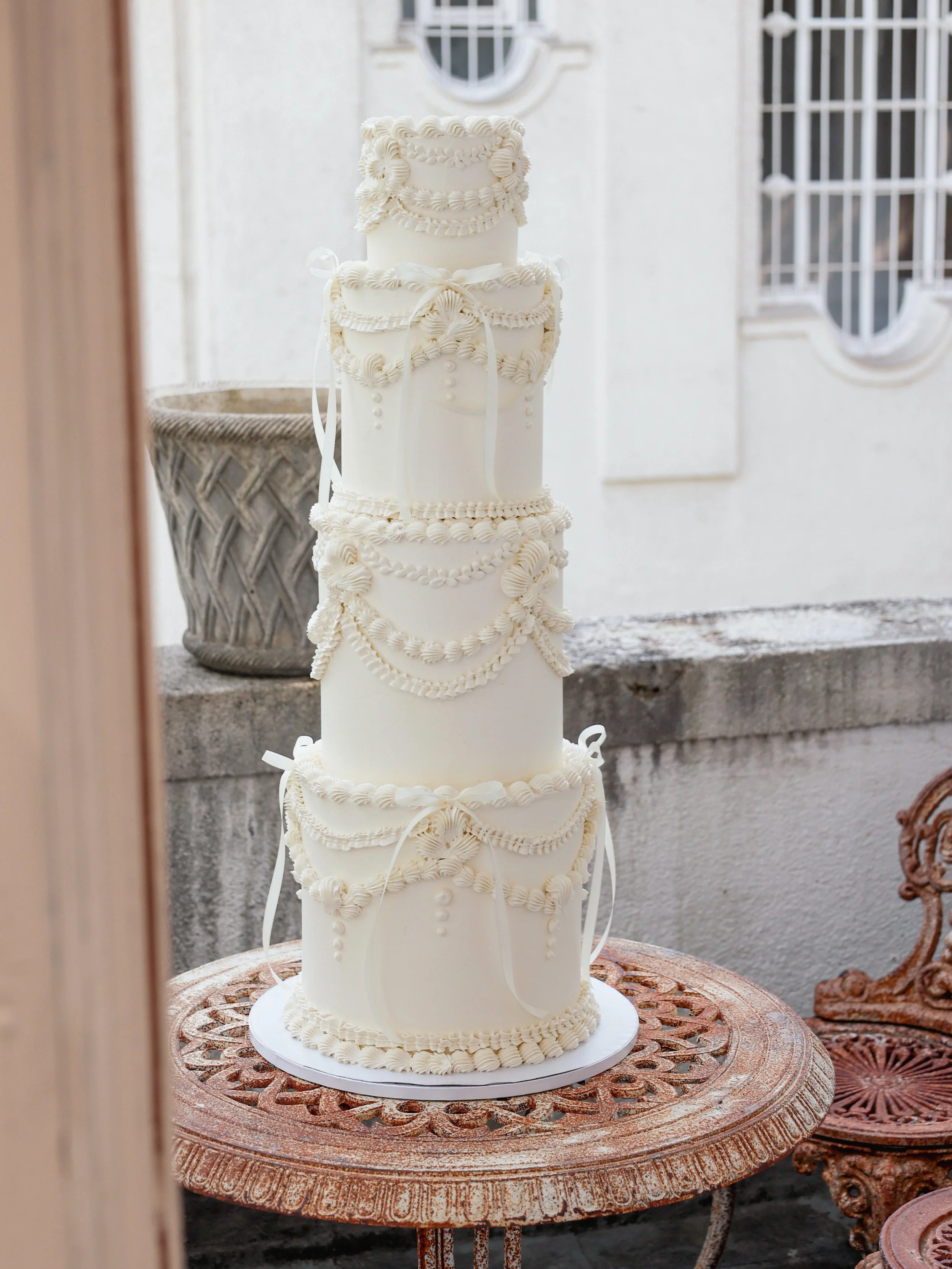 Unsere individuelle Hochzeitstorte in klassischem Wei&szlig; umgesetzt 🤍

#weddingcake #weddingcakedesign #cakedecorating #munichcakes #cakesofinstagram