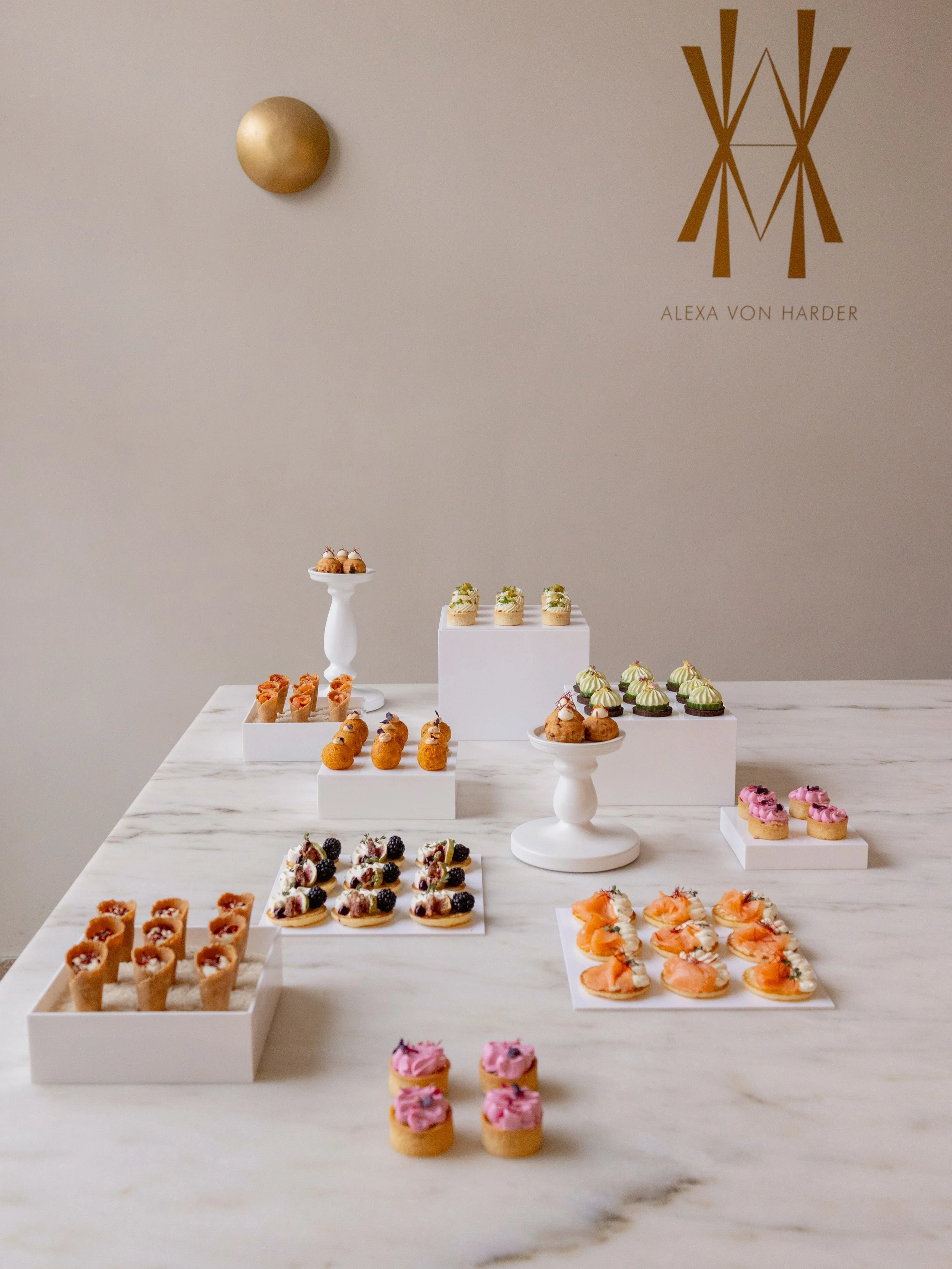 Bei uns gibt&rsquo;s nicht nur S&uuml;&szlig;es - auch unser herzhaftes Fingerfood kommt bei euren Events richtig gut an 🧡

Von Pastrami Tarte &uuml;ber Lachs Blinis bis hin zu unserer Veggie Quiche ist f&uuml;r jeden Geschmack etwas dabei.
&Uuml;be