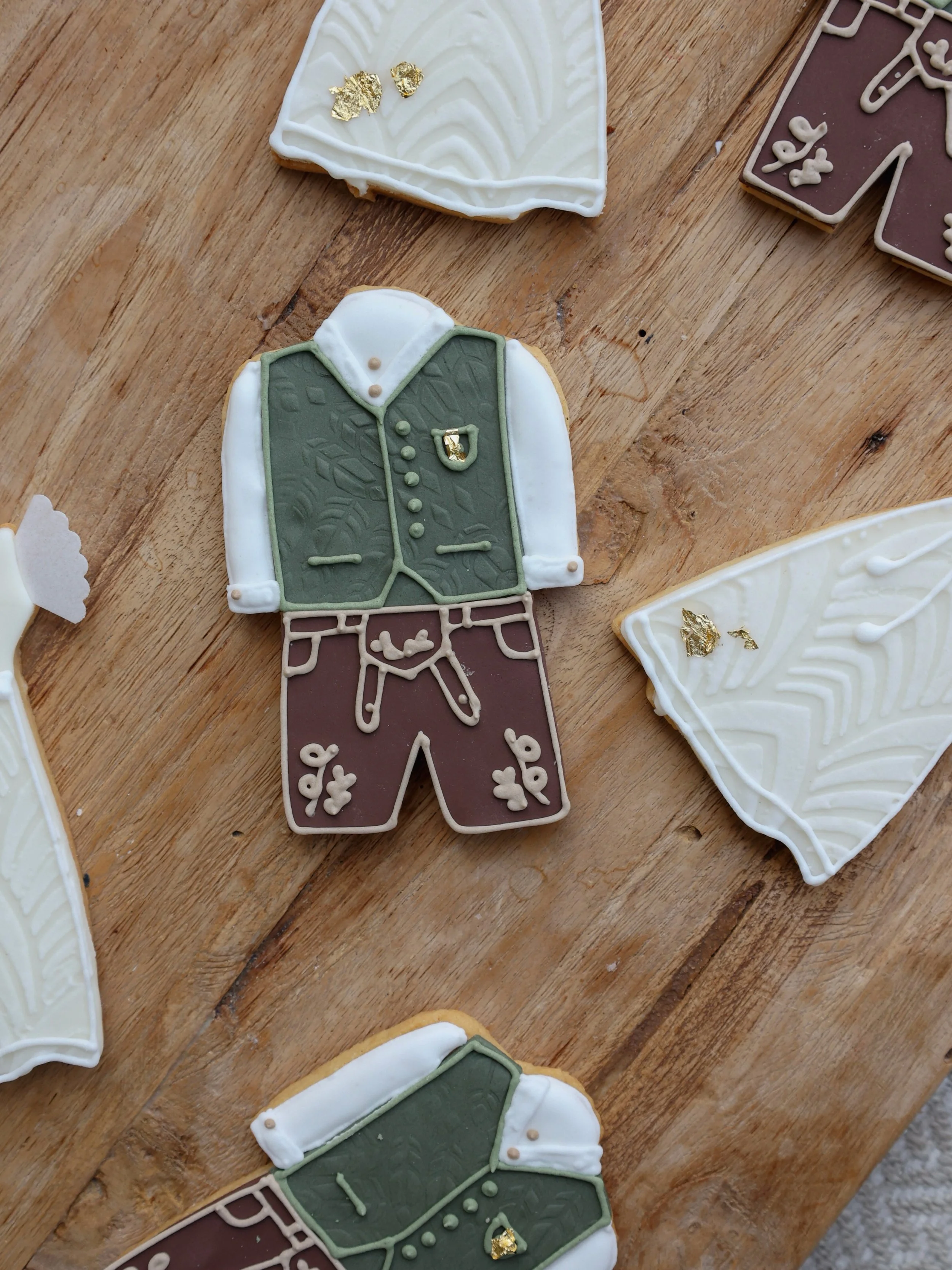Individuelle Hochzeitscookies 🤍
 Inspiriert von der Tracht des Brautpaars.

#weddingcookies #cookiestagram #messagecookie #cookiedecorating