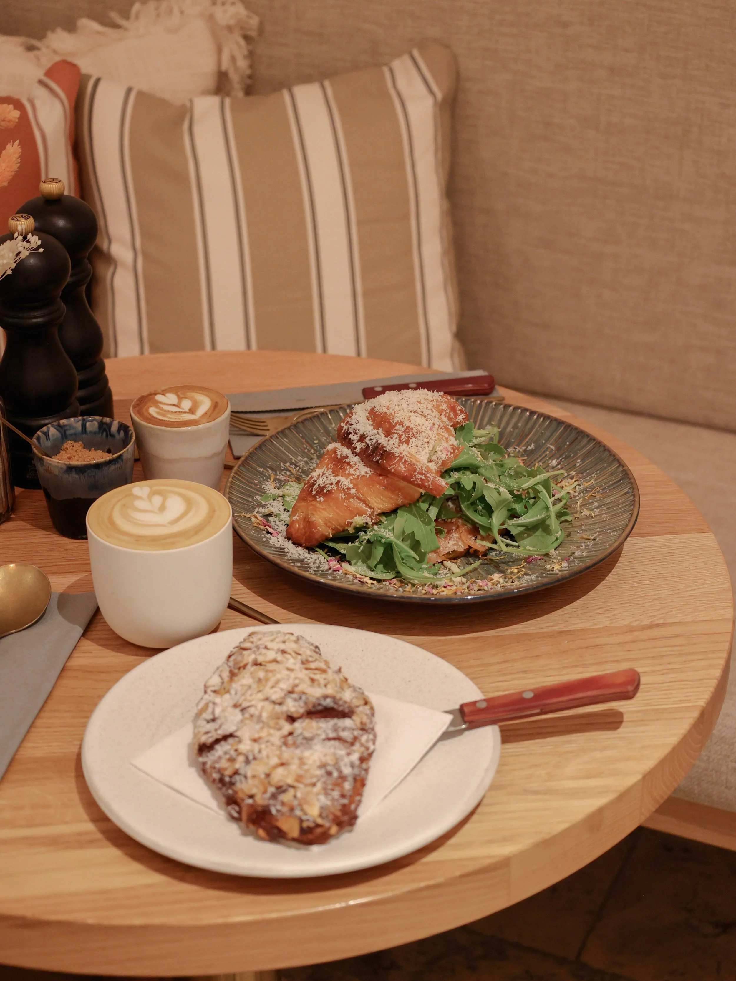 BRUNCH ALL DAY ☕

📍Caf&eacute; Alexa von Harder 
Ismaninger Str. 50, 81675 M&uuml;nchen 
Mi-Sa 10-17 Uhr (K&uuml;che bis 16:30)
📍Alexa von Harder Daily
 F&uuml;nf H&ouml;fe, Kardinal-Faulhaber-Str. 11, 80333 M&uuml;nchen 
Mo-Fr 10-19 Uhr; Sa 10-18 