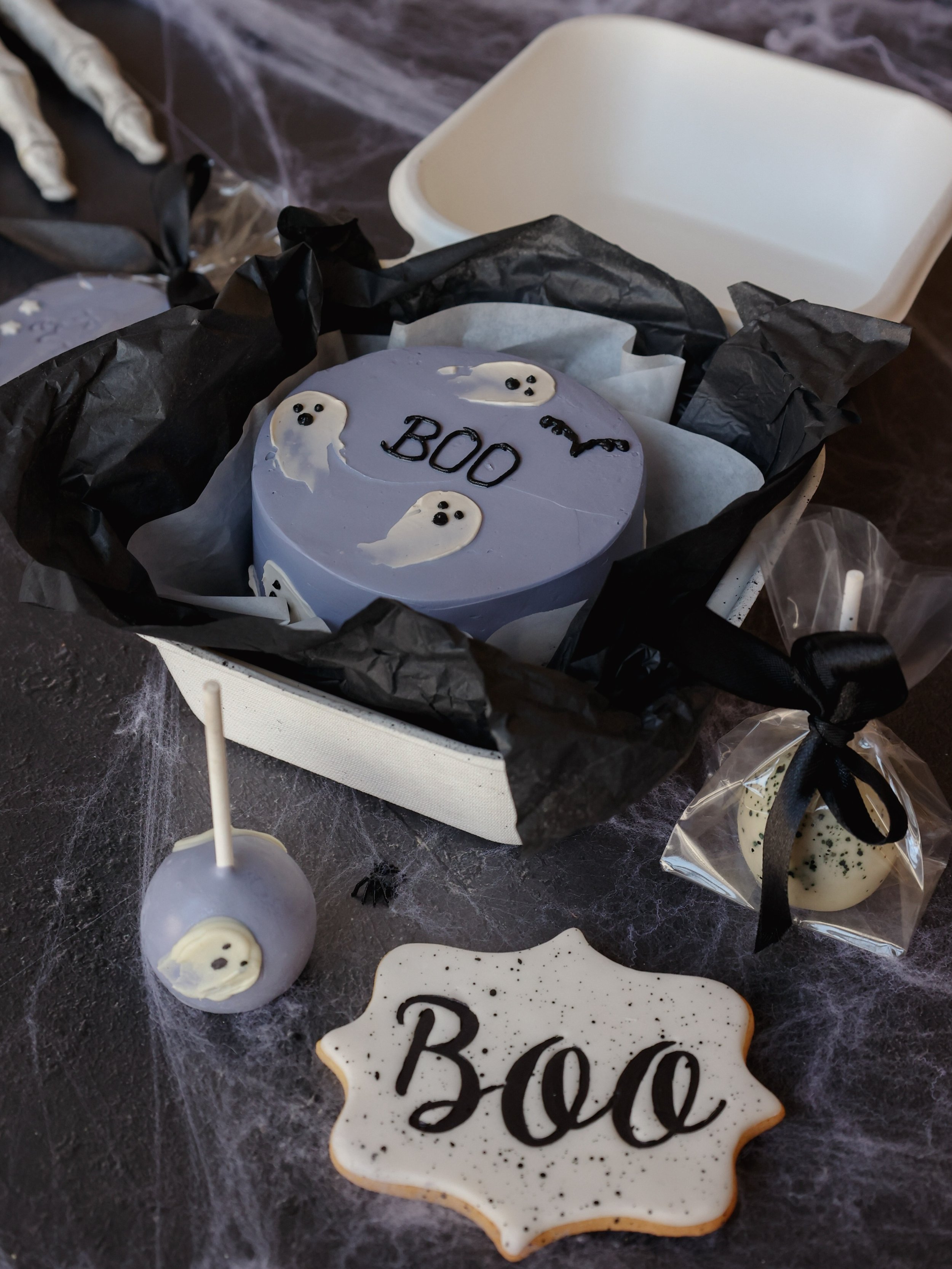 Boo! 👻 

Unsere Halloween-Kollektion ist ab sofort online. Schaut vorbei und bestellt euch eure schaurig-sch&ouml;nen Leckereien, bevor sie weg sind 🎃

#halloween #bentocake #halloweencookies #m&uuml;nchen #patisserie