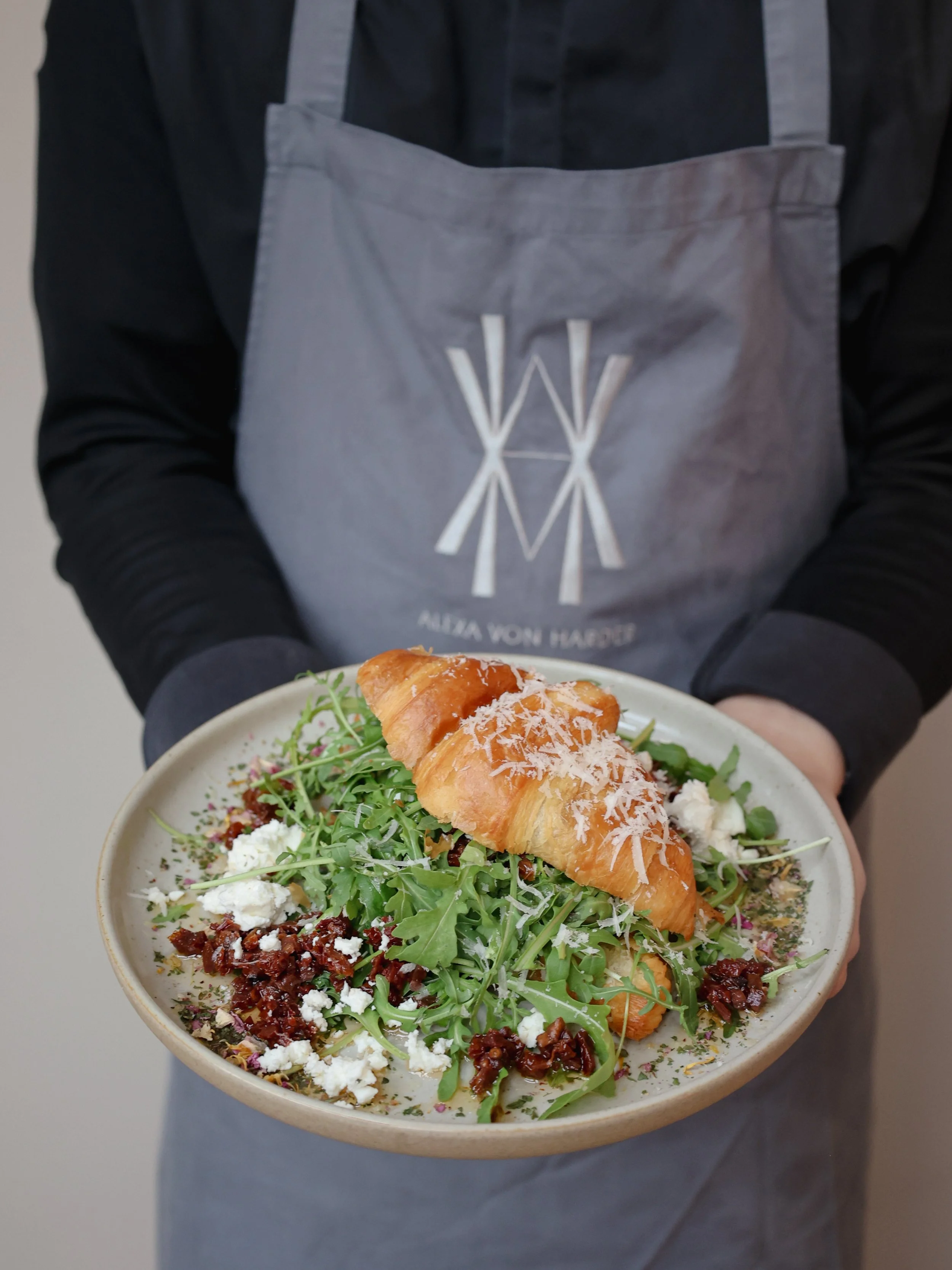 Brunch all day 🥐

Unser Stuffed Croissant mit Avocado, pochiertem Ei, Pesto und Grana Padano, wahlweise mit R&auml;ucherlachs, Putenschinken oder Tomate-Feta.

Kommt vorbei und lasst es euch schmecken 🤍

📍Caf&eacute; Alexa von Harder Ismaninger St