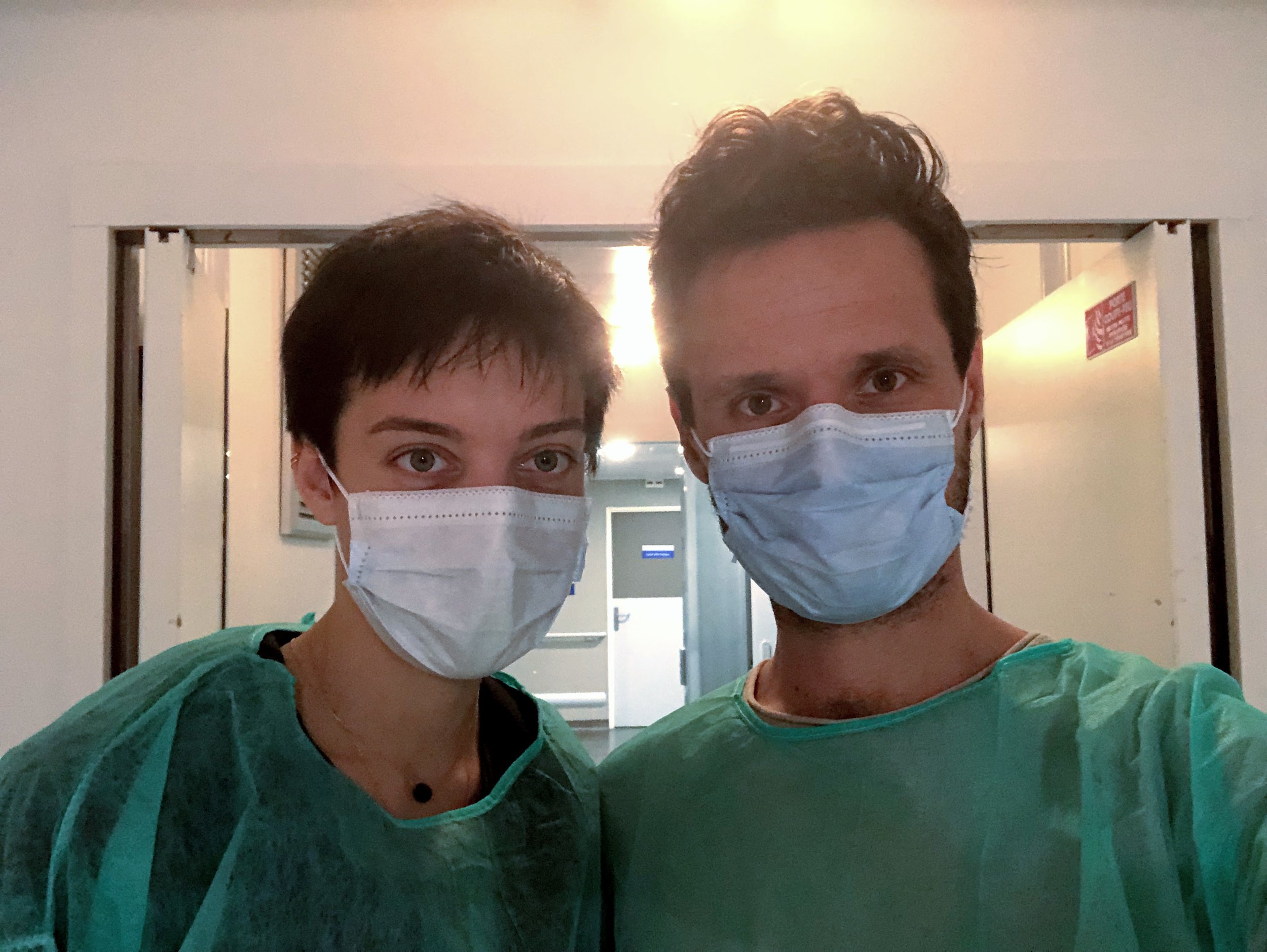 La chimiothérapie affaiblit considérablement le système immunitaire. Nous portons un masque et des blouses chirurgicales pour éviter toute contamination lorsque nous rendons visite aux enfants dans leur chambre.