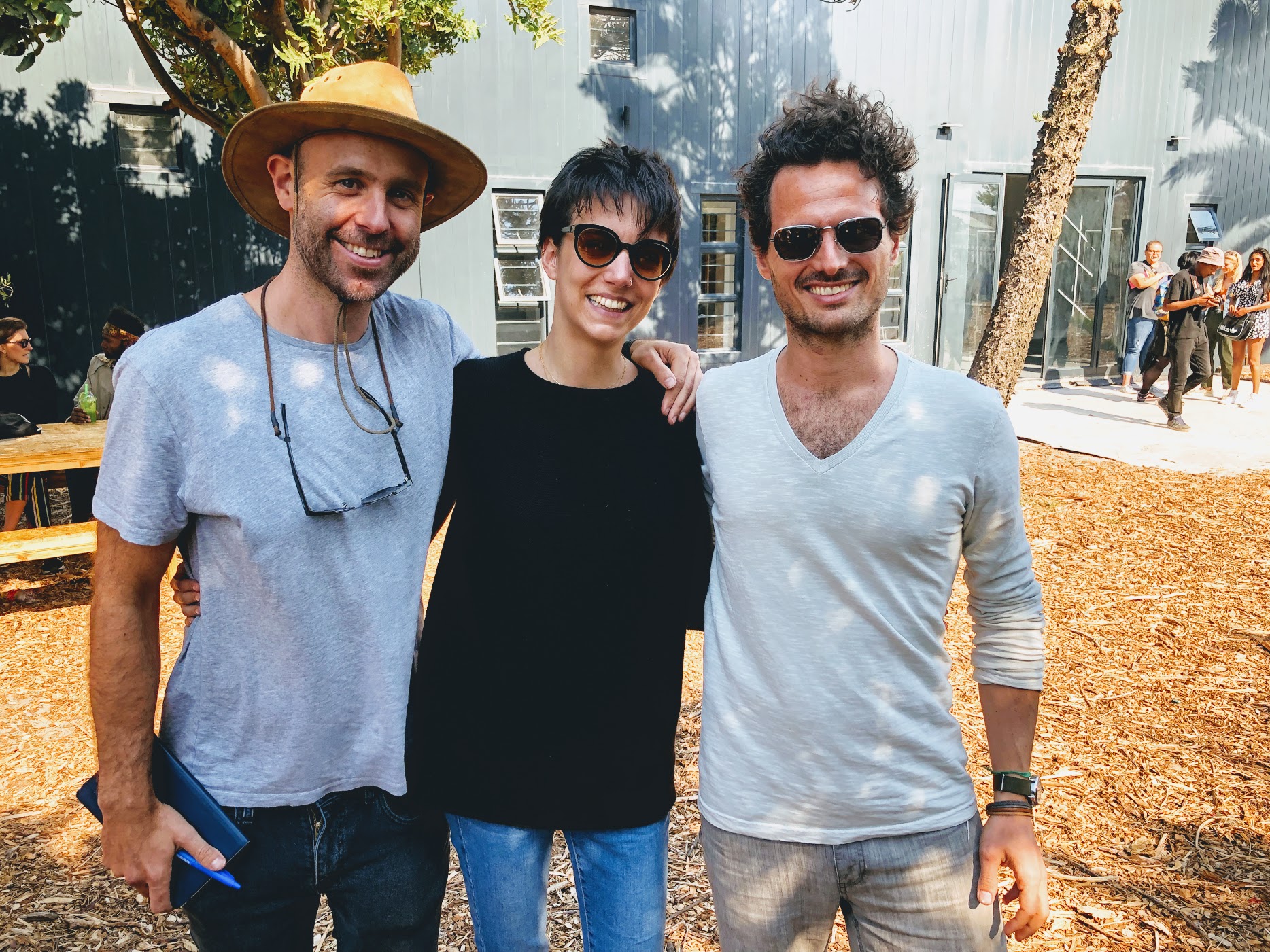 Notre rencontre avec Valentino a la Bridges Academy de Langa qui ouvrira ses portes dans quelques semaines! En plus des classes de bien-être, le programme inclura des classes de production musicale, d'entrepreneuriat ,de design graphique, de photographie et de compétences fondamentales.