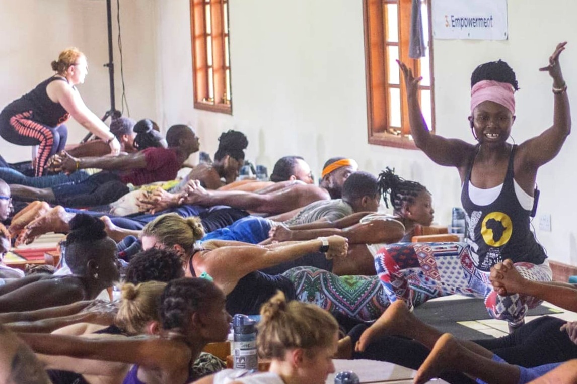 Catherine Njeri enseigne la légendaire classe communautaire du samedi au Shine Center d’Africa Yoga Project à Nairobi. Crédit photo : Mona Lizuca
