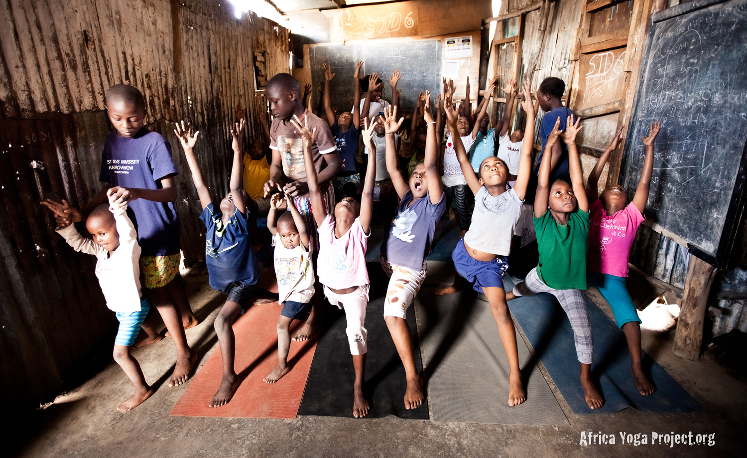 Aujourd'hui, AYP forme des professeurs de yoga locaux et des leaders du bien-être en Afrique et d’Afrique a mener la croissance de ce secteur sur le continent. Ils les aident à dispenser gratuitement des cours de yoga dans leurs communautés tout en créant des opportunités pour ces enseignants de gagner leur vie en enseignant le yoga dans des studios publics. C'est le pouvoir du yoga: de changer des vies grâce à la connexion et à la solidarité. Crédit photo : Africa Yoga Project