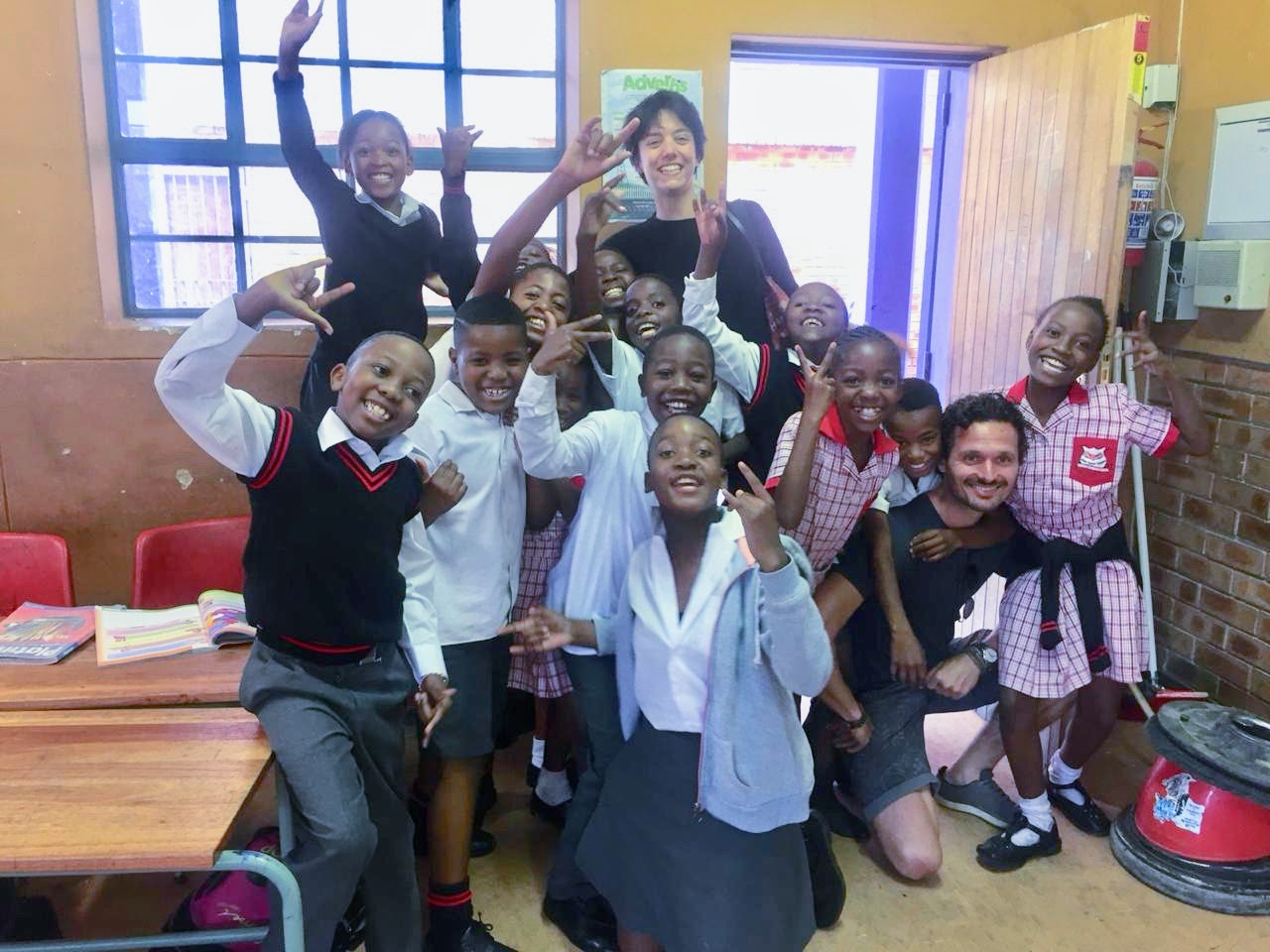 Notre visite à l’école primaire Gordon à Alexandra. Les enfants sont initiés au programme de Yoga4Alex par le biais de cours de 30 minutes qui ont lieu pendant la journée scolaire dans leur salle de classe.