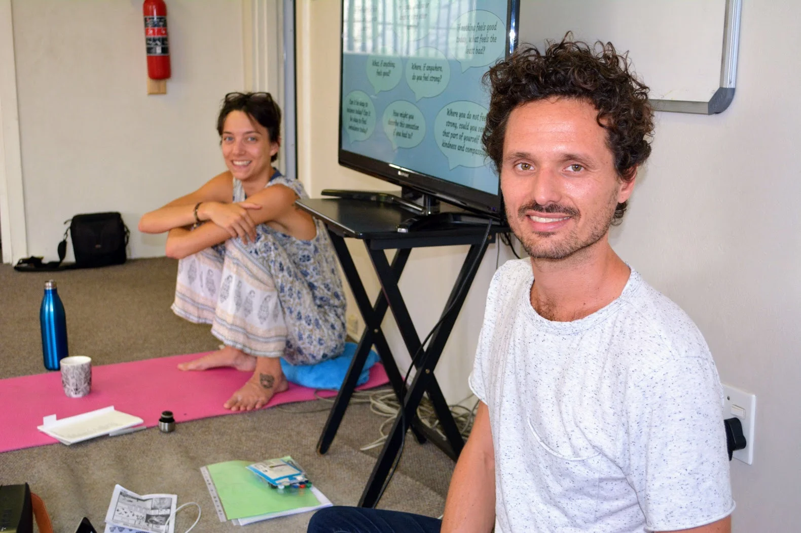 Ludovic and moi animant un atelier sur le yoga sensible aux traumatismes pour les 17 professeurs de Yoga4Alex le 8 Mars à Johannesbourg.