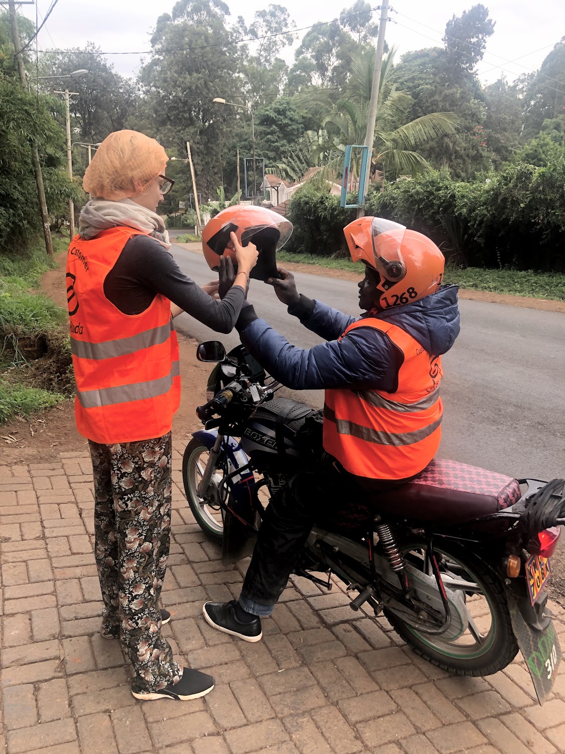 Taxi-bikes are very convenient to avoid traffic jams. Drivers are kind of safe but the helmets do not always close... Charlotte had the privilege of having a hygienic cap under the helmet. It was the only time unfortunately!