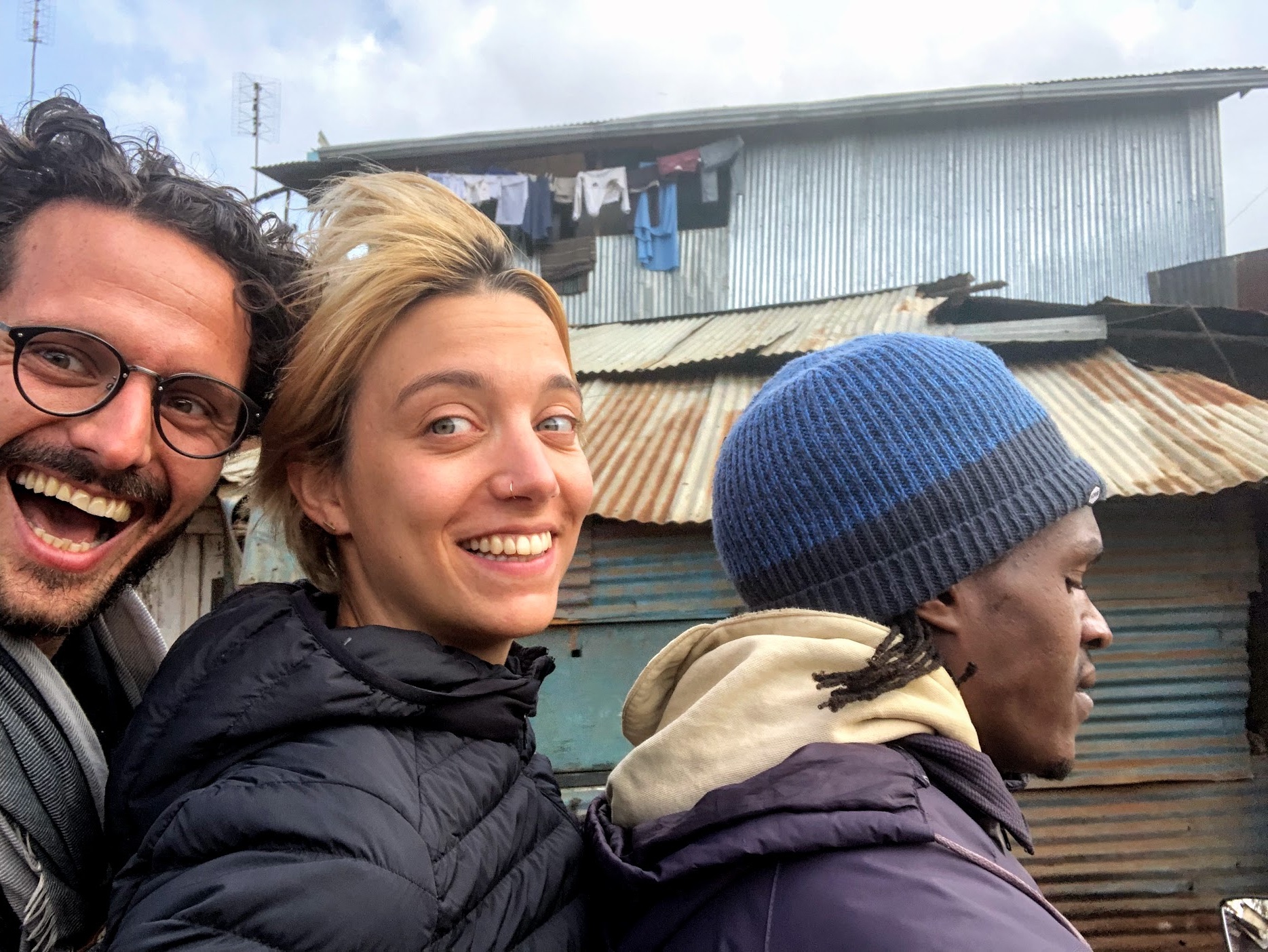 Pour se déplacer dans le bidonville de Kibera, la moto est indispensable car les rues sont animées et pleines de piétons.