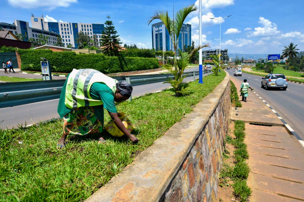 Des citoyens nettoient les routes de Kigali.