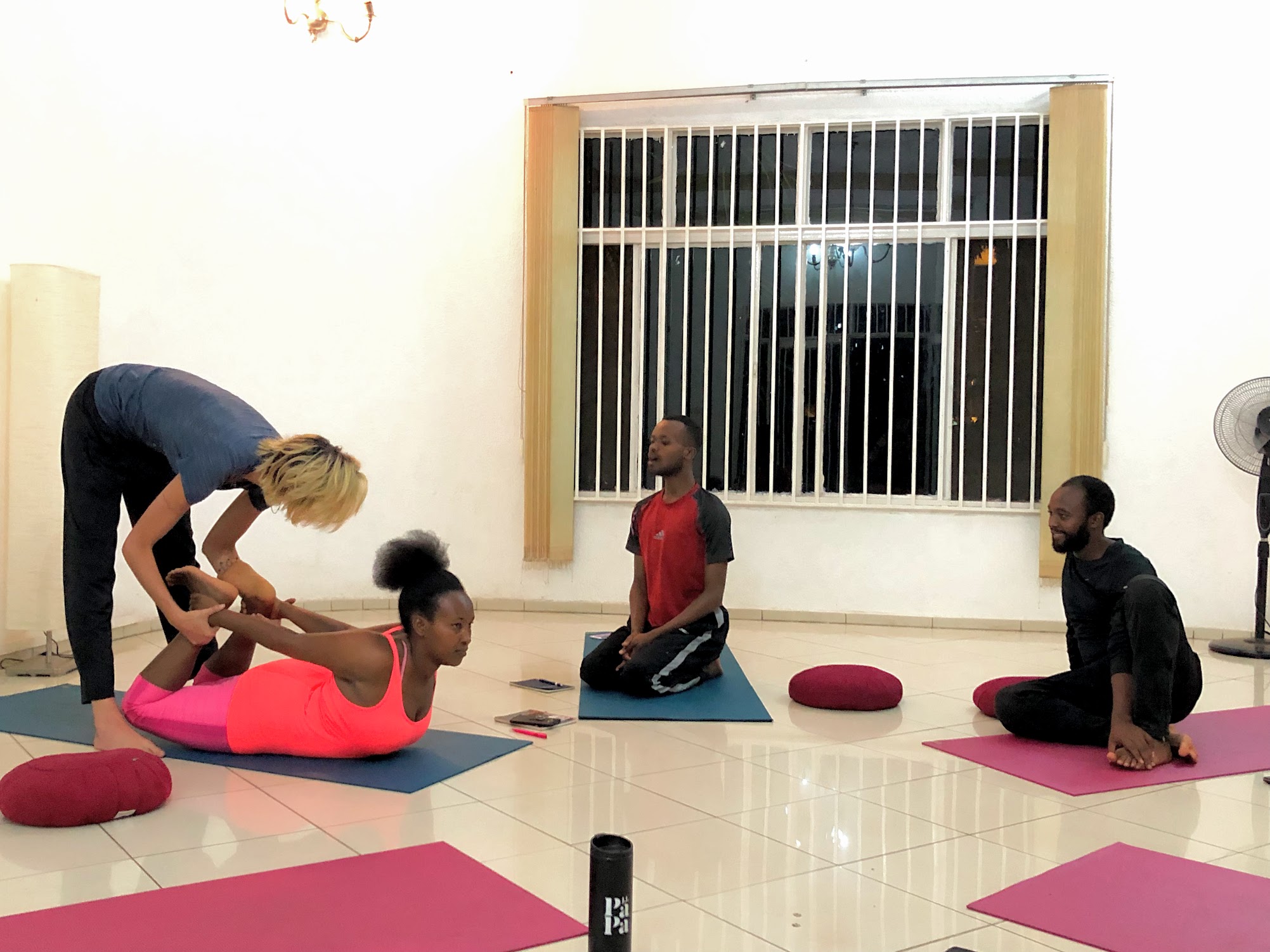 Certain des nouveaux professeurs de yoga de la Fondation AZAHAR - Rose, Emmanuel & Kagaba - pendant l’un des ateliers que nous avons offert.