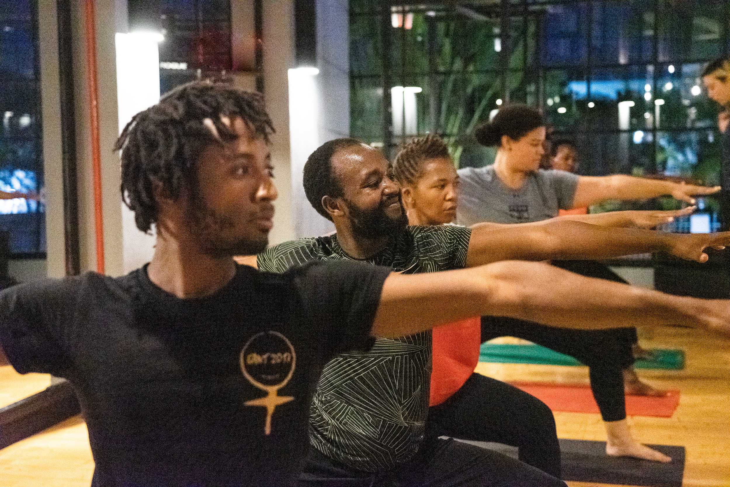 Des regards concentrés et un sourire lors de la classe de yoga que nous avons enseignée au profit de la Fondation AZAHAR au Rwanda.
