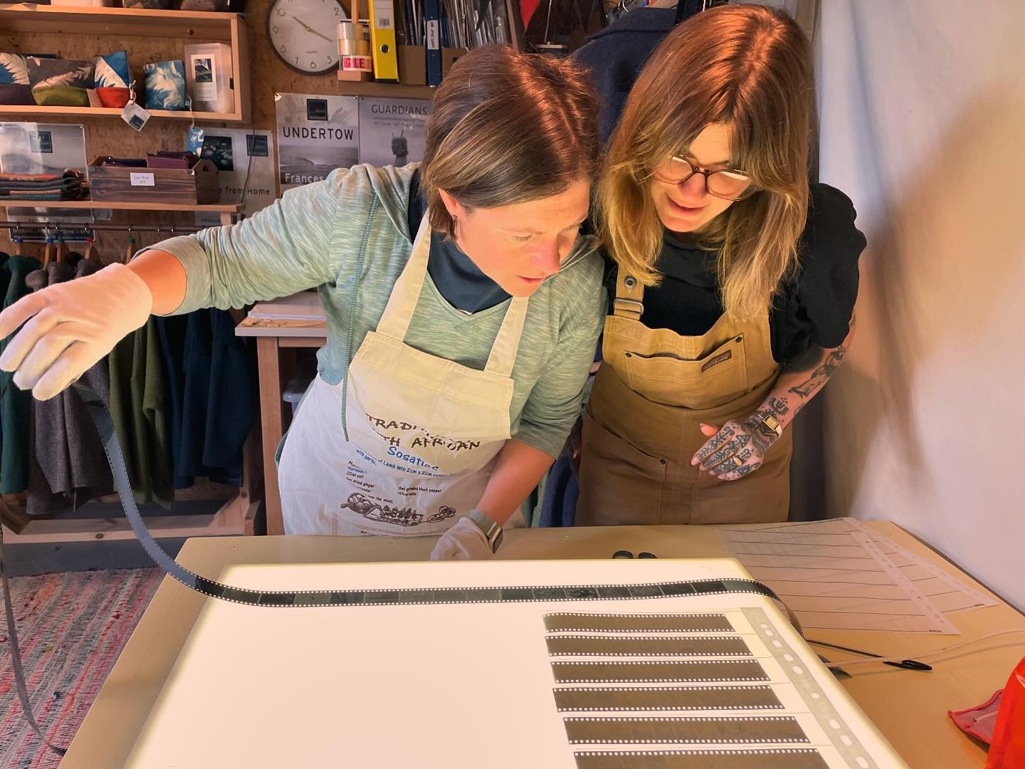 A huge thank you to the wonderful Jess Holdengarde for sharing her time, knowledge and creativity with such generosity in her Frames of Spring workshop over the weekend. 

The sun shone and beautiful prints were created with island-foraged and brewed