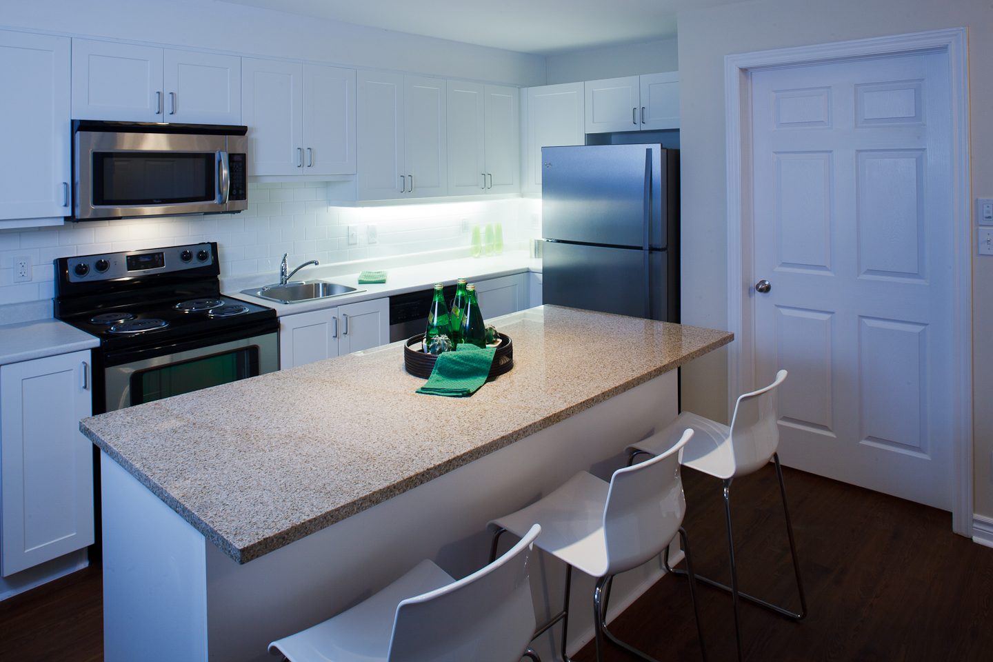 326 Alfred St. _u007c_ 3 Bedroom Suite, Kitchen Photo, Granite Counter Tops, Stainless Steel Appliances.jpg