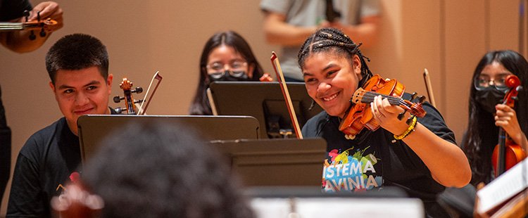 Maestro Jonathan Rush and Acclaimed Duo Black Violin Join Sistema Ravinia Students in a Workshop