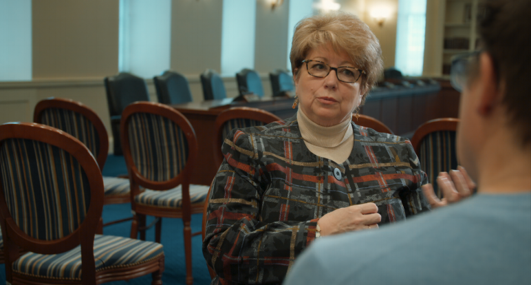 KATHLEEN DUMAIS REPRÉSENTANTE, 15E DISTRICT DU MARYLAND Kathleen M. Dumais est une politicienne améri- caine et représente le 15ème district de la Chambre des délégués dans l’état du Maryland. Née à La Jolla, en Californie, Mme Dumais a grandi dans le Maryland et a, par la suite, poursuivi ses études à la faculté de droit de l’Université du Maryland. Mme Dumais a obtenu son diplôme de premier cycle du Mount Vernon College à Washington DC en 1980 et son J.D. de la faculté de droit de l’Université du Maryland en 1983. Elle est membre du Maryland Bar en 1987; du barreau de la cour de district des États-Unis pour le district de Maryland en 1990; et du district de Columbia Bar en 1993. Elle est membre du groupe de pratique en litiged’Ethridge, Quinn, Kemp, McAuli e, Rowan &Hartinger à Rockville, Maryland et se spécialise en droit de la famille. Sa pratique comprend desa aires complexes de divorce et de garde. MmeDumais est souvent la meilleure avocate nommée par le tribunal pour les enfants en litige. Elle est membre de l’American Academy of Matrimonial Lawyers. Récemment, elle a reçu le prestigieux prix du droit de la famille Beverly A. Groner 2010 de a section du droit de la famille et des mineurs du Maryland State Bar Association. Elle a été nommée l’un des 50 meilleurs avocats de divorce dans la région métropolitaine de Washington par le Washingtonian Magazine en Février 2000 et Février 2004, et a été nommée l’une des 100 femmes Top du Maryland en 2005, 2007 et 2009. En tant qu’ancienne enseignante du secondaire, elle continue de travailler avec de jeunes adultes dans le cadre du programme deprocès simulés des écoles secondaires, un e ortconjoint de l’Association des écoles et des barreaux publics du comté de Montgomery.