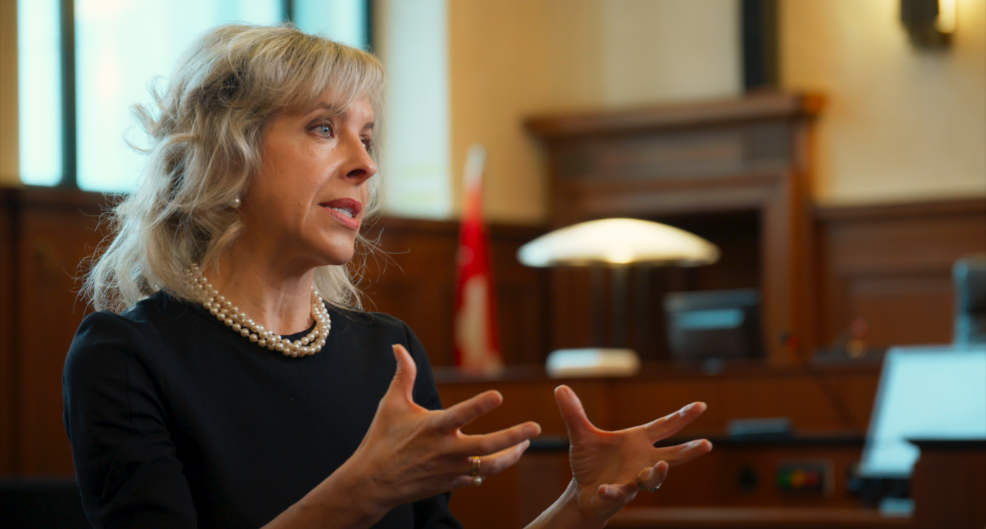 JULIE LATOUR AVOCATE Julie Latour est avocate, admise aux Barreaux du Québec et de l’État de New York. Engagée de longue date pour la justice et la cause des femmes, elle a été bâtonnière du Barreau de Montréal en 2006-2007 et membre du Comité consultatif sur le contenu du Musée canadien des droits de la personne. Sa quête d’égalité n’est pas étrangère à sa relation de militante aux côtés de sa belle-mère, Claire Kirkland-Casgrain, pionnière pour la défense des droits des femmes. Pour Julie, la laïcité pose la question de quel Québec nous voulons pour demain. Elle a co-signé le mémoire des Juristes pour la laïcité avec Claire L’Heureux-Dubé et Henri Brun. Elle considère que le port de signes religieux n’est pas un droit fondamental absolu et que l’on peut interdire les signes religieux dans la fonction publique. Le devenir d’une société nepeut se fonder sur l’exacerbation des di érences,mais sur l’adhésion à un socle commun devaleurs citoyennes. La solidarité sociale qui dé nitle Québec apparaît comme un projet rassembleur. De tout temps, les défenseurs de la laïcité, source de liberté citoyenne et d’égalité entre les hommes et les femmes, ont dû se heurter à l’opinion dominante et, pour reprendre la formule évoca- trice d’Albert Camus, « résister à l’air du temps ». Voilà ce à quoi sont conviés les québécois, pour l’avenir du Québec. Ex-bâtonnière du Barreau de Montréal