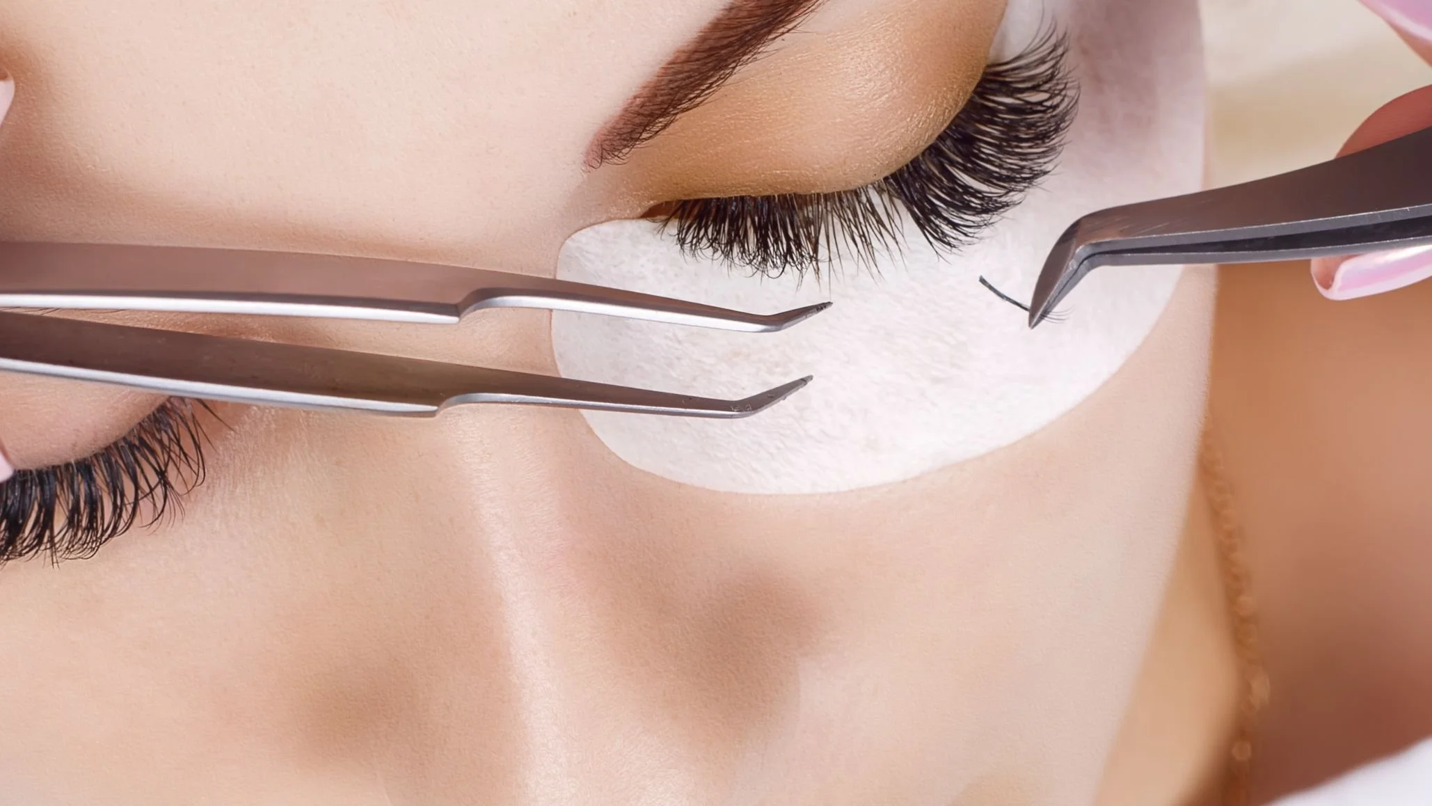Considering Lash Extensions? Your Complete 2026 Beginner’s Guide
