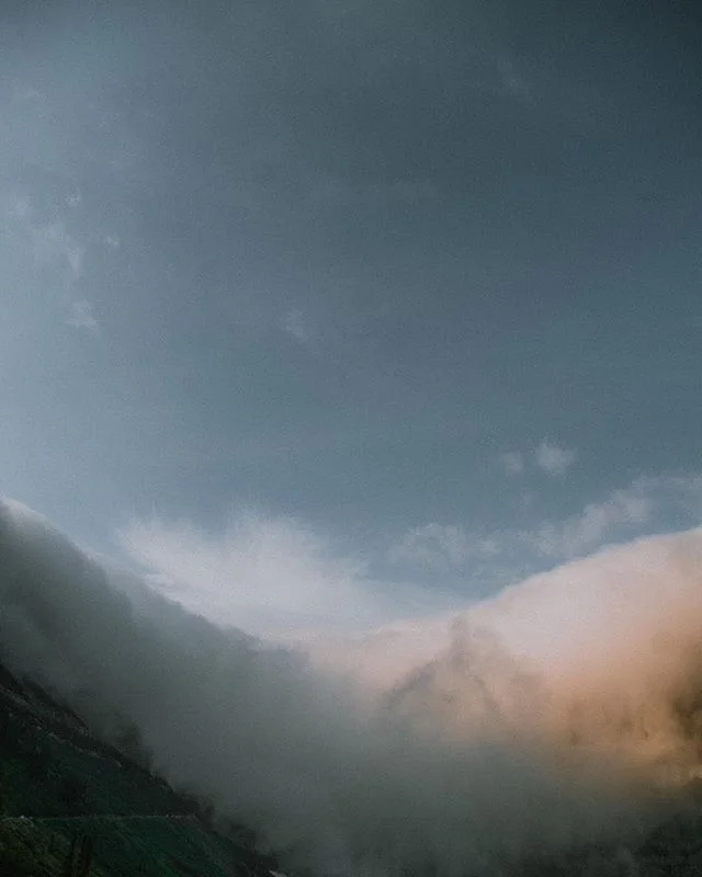 That moment when a cloudy morning in the mountains looks like cresting waves. 🌊🙌🏼
.
.
.
.
.
.
.
.
.
.
.
.
.
.
.
.
.
#igers #instagood #instadaily #picoftheday #photooftheday #modernthrift #beautiful #createexplore #adventurevisuals #travel #igtrav