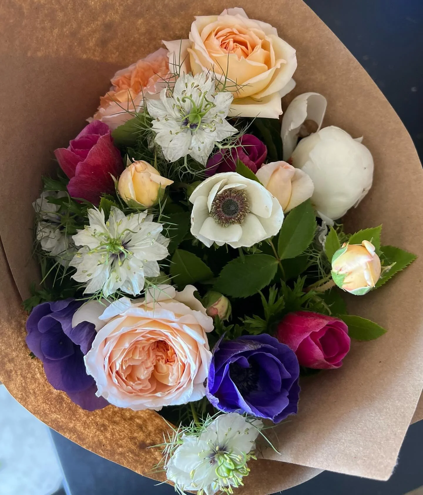 Late spring beauties of garden roses, anenomes and nigella!  Peony CSA week 3 is on today at the stand!  We have a wedding this weekend so will not have extras&hellip;. Hope everyone enjoys their weekend! #frescheflowers