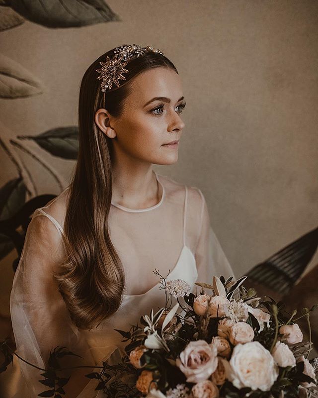Gals read up if you're worried about keeping your bridal style simple 👇🏼 So many brides are scared of simplicity when it comes to their bridal hair. The pressure to have something different to your everyday style is just madness. At almost every tr