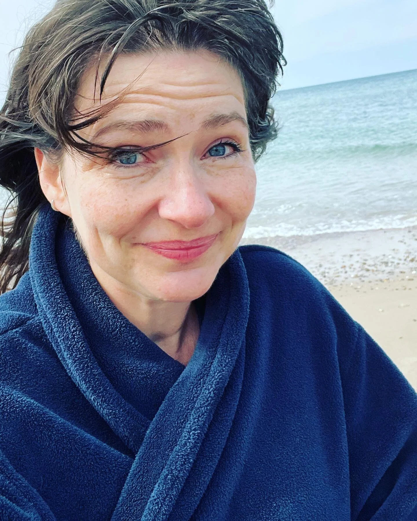 Jeg tr&aelig;ngte til et havbad for at komme ordentligt ned i kroppen. De sidste krampetr&aelig;kninger i f&aelig;rdigg&oslash;relse af bog er h&aring;rde. S&aring;.
Vi blev enige om at k&oslash;re til den gode strand ved Tisvilde og runde af med den