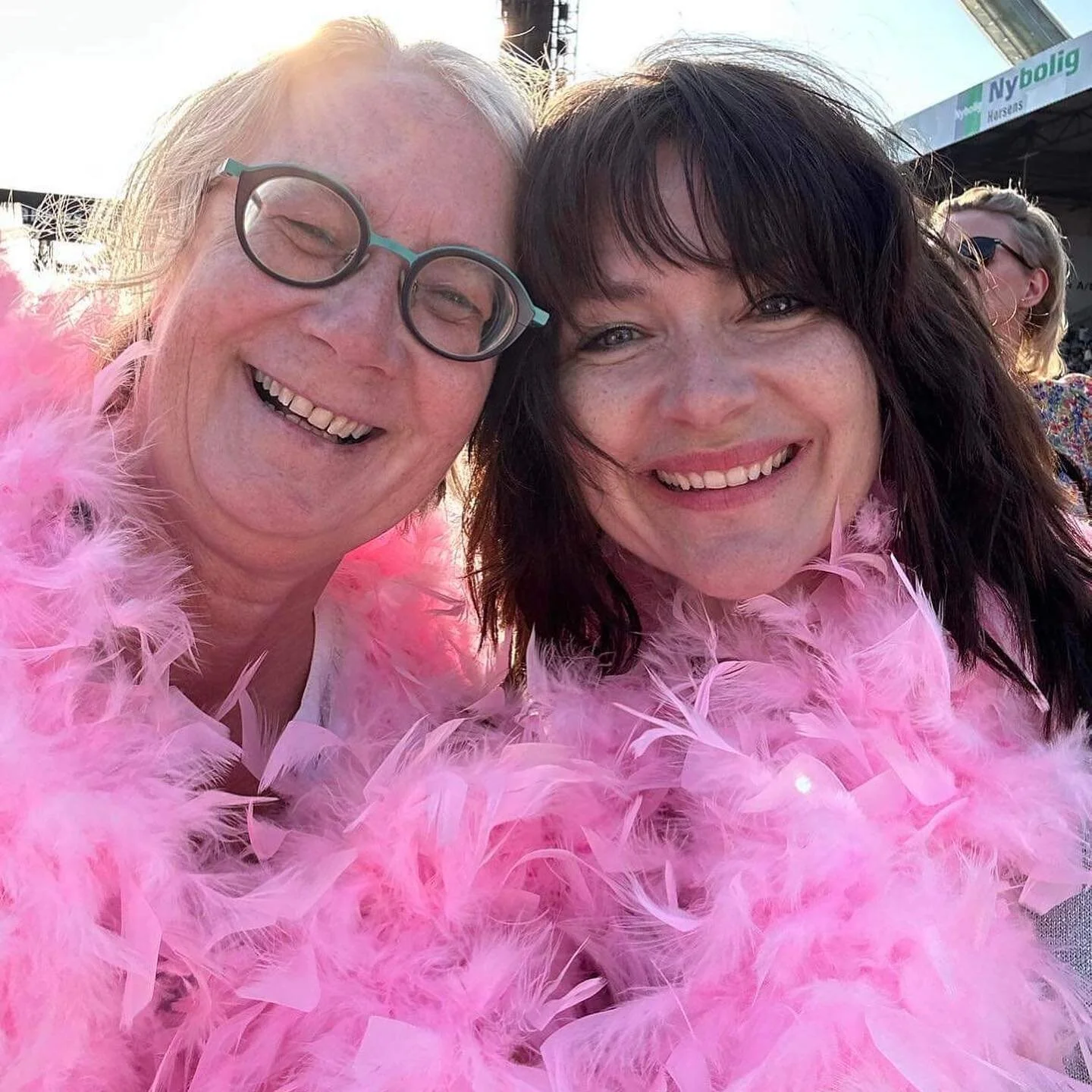 Harry Styles!!! Endelig koncert! Sikke en weekend det har v&aelig;ret. Har s&aring; meget at fort&aelig;lle og er helt stille - pudsig kombination. Jeg skal lige lande og ford&oslash;je indtryk.
❤️
Men alts&aring;: Her lidt stemning med @frukous inde