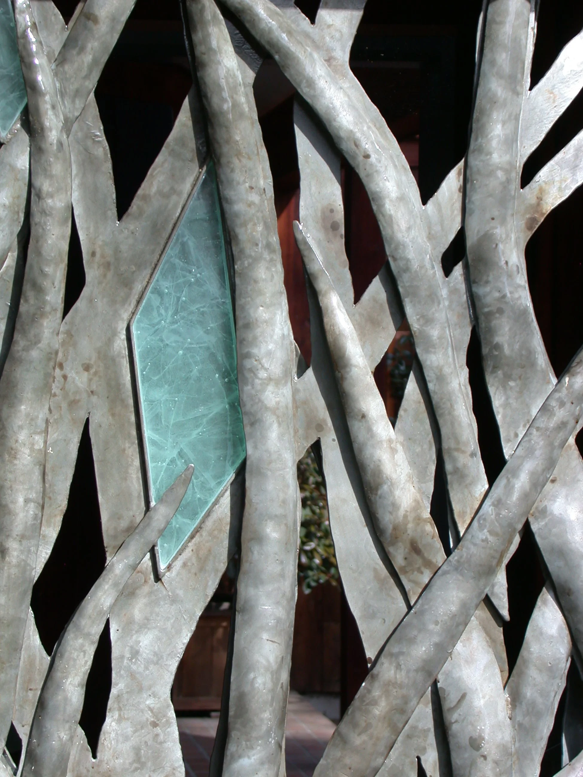 4.Folaite.Gate-close-up.jpg