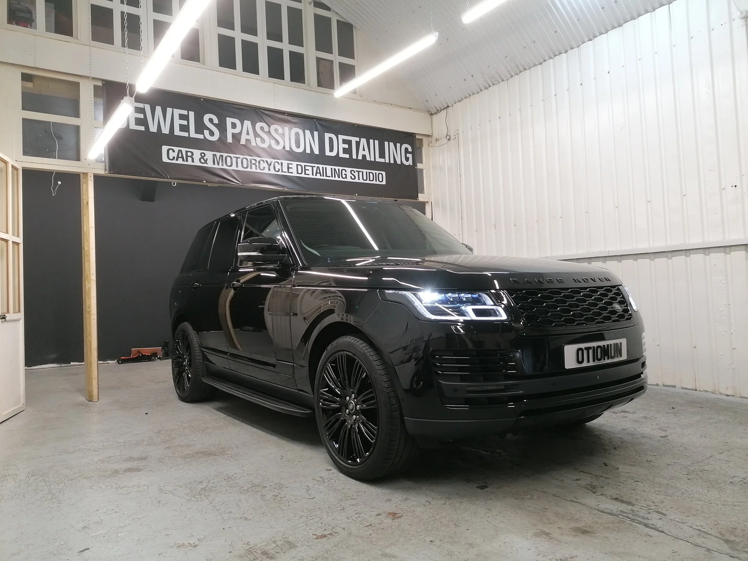 Range Rover Vogue CAR DETAILING & Ceramic Coating Paint Protection Service in London 