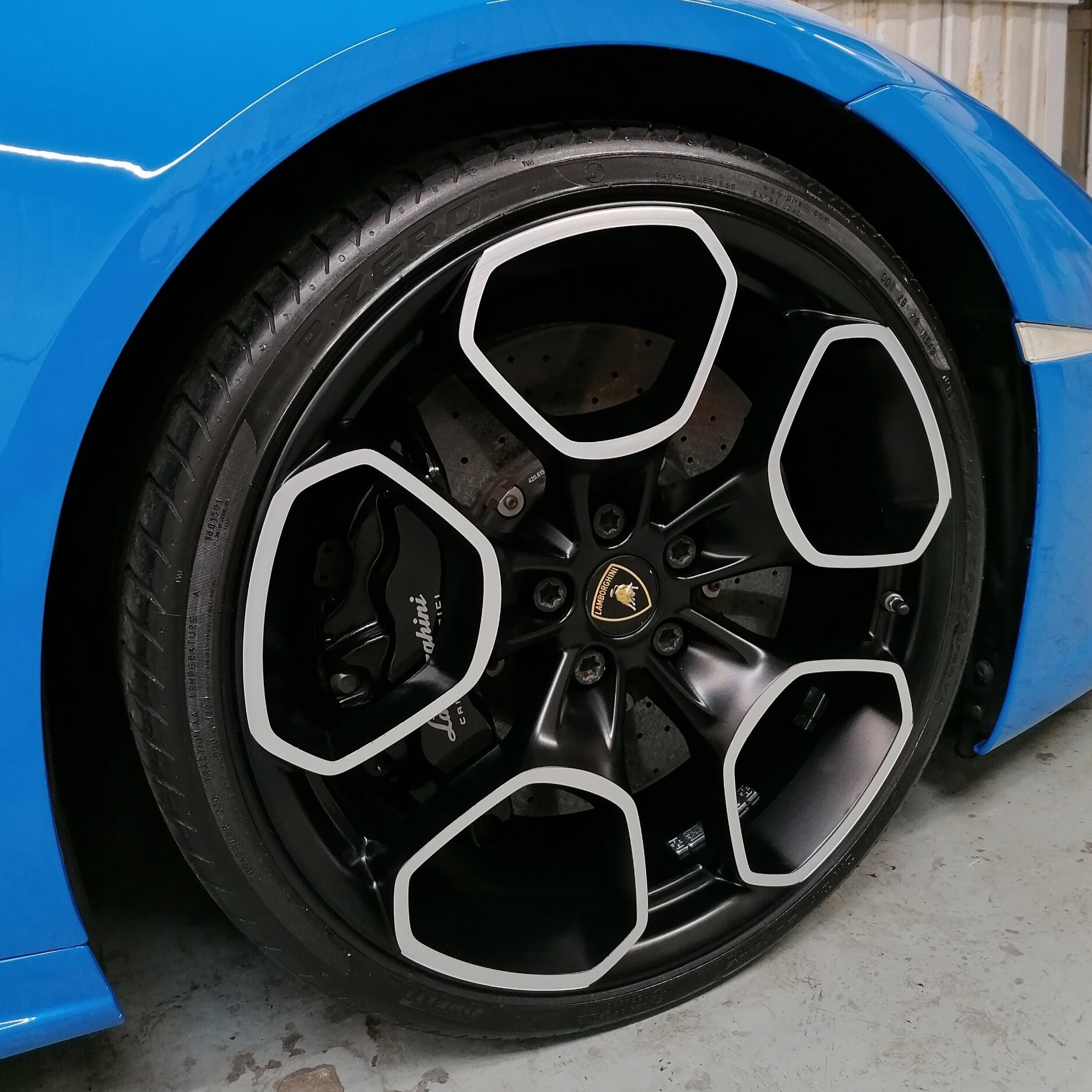 LAMBORGHINI SUPER CAR ALLOY WHEEL REFURBISHMENT SERVICE IN LONDON E2