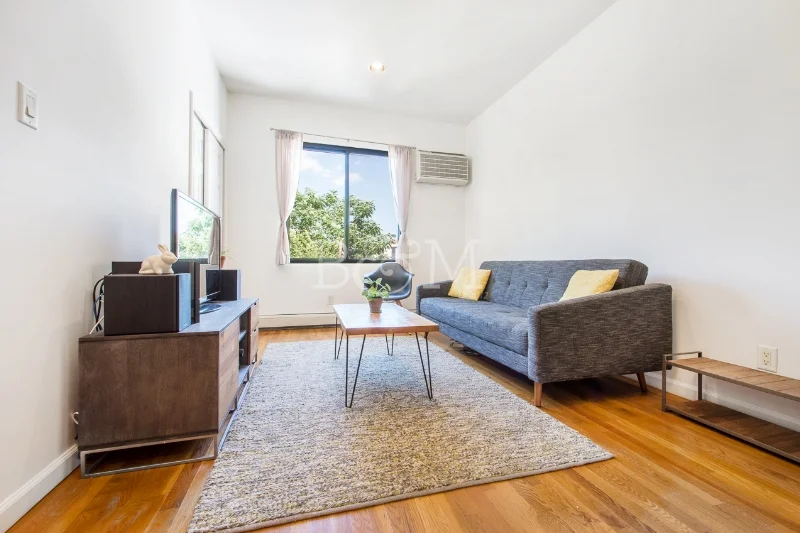 608 Lorimer St, #3R - Williamsburg | Brooklyn 1 Bedroom // 1 Bath Days on Market — 47 Sold Price: $665,500