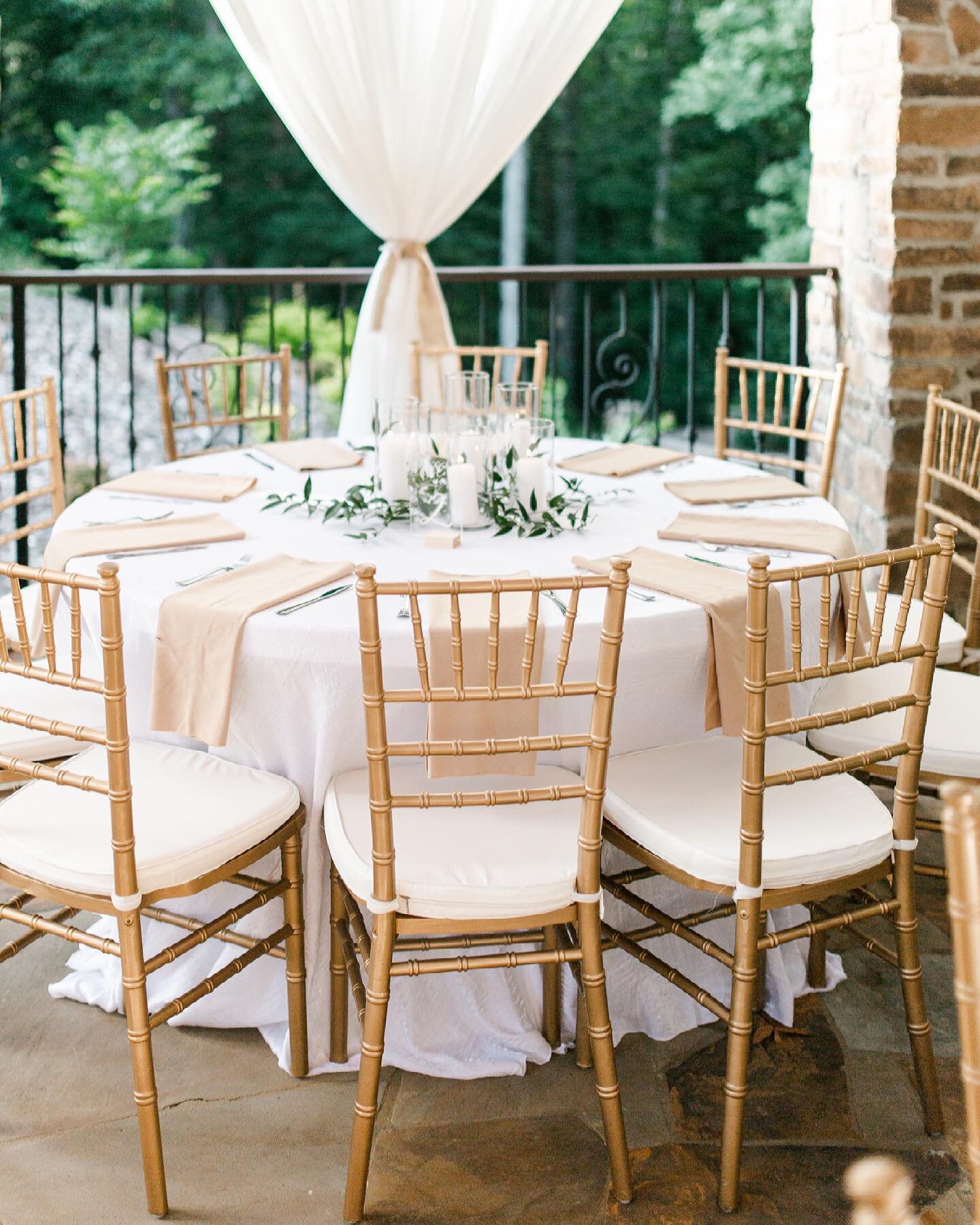 The most beautiful canopy dinner-scape celebrating two lovers in the Carolinas! Happy Friday! 🥂