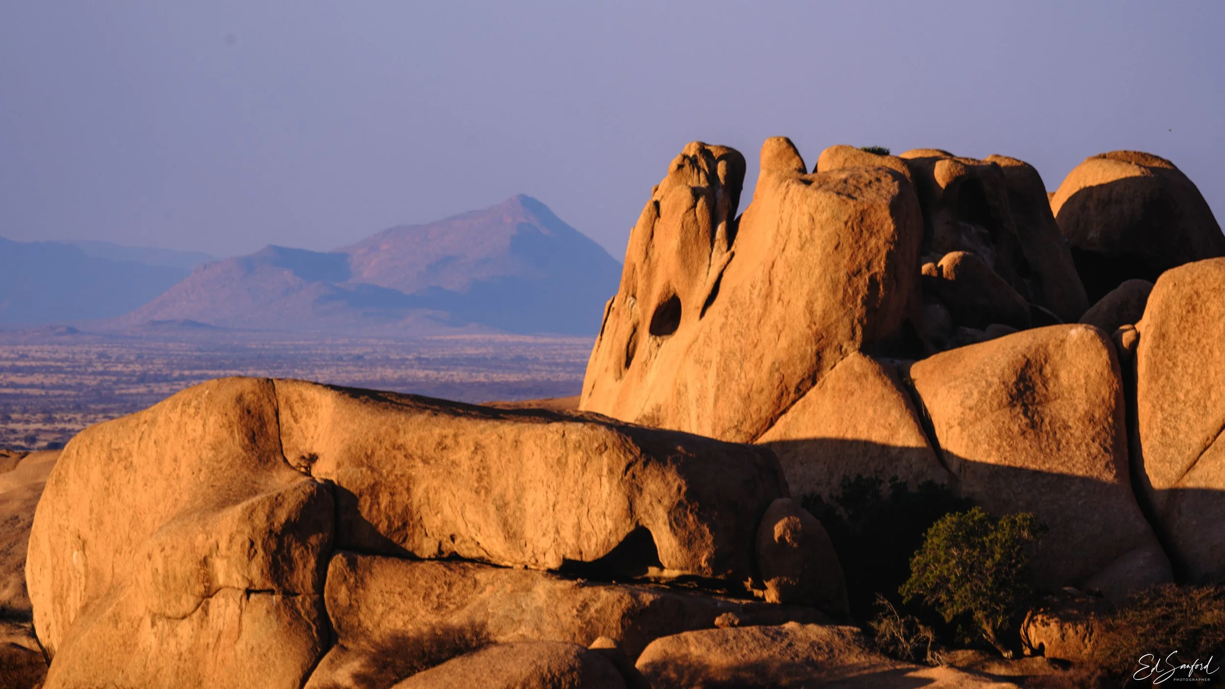 Rocks & Hazy mountains, Spitzkoppen.jpg