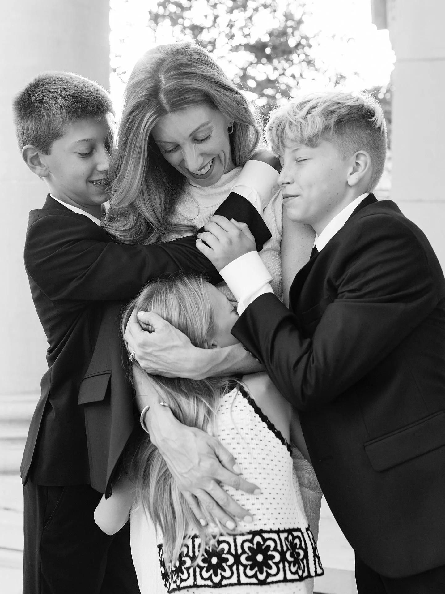 Effortlessly chic family photos 🤍🖤
