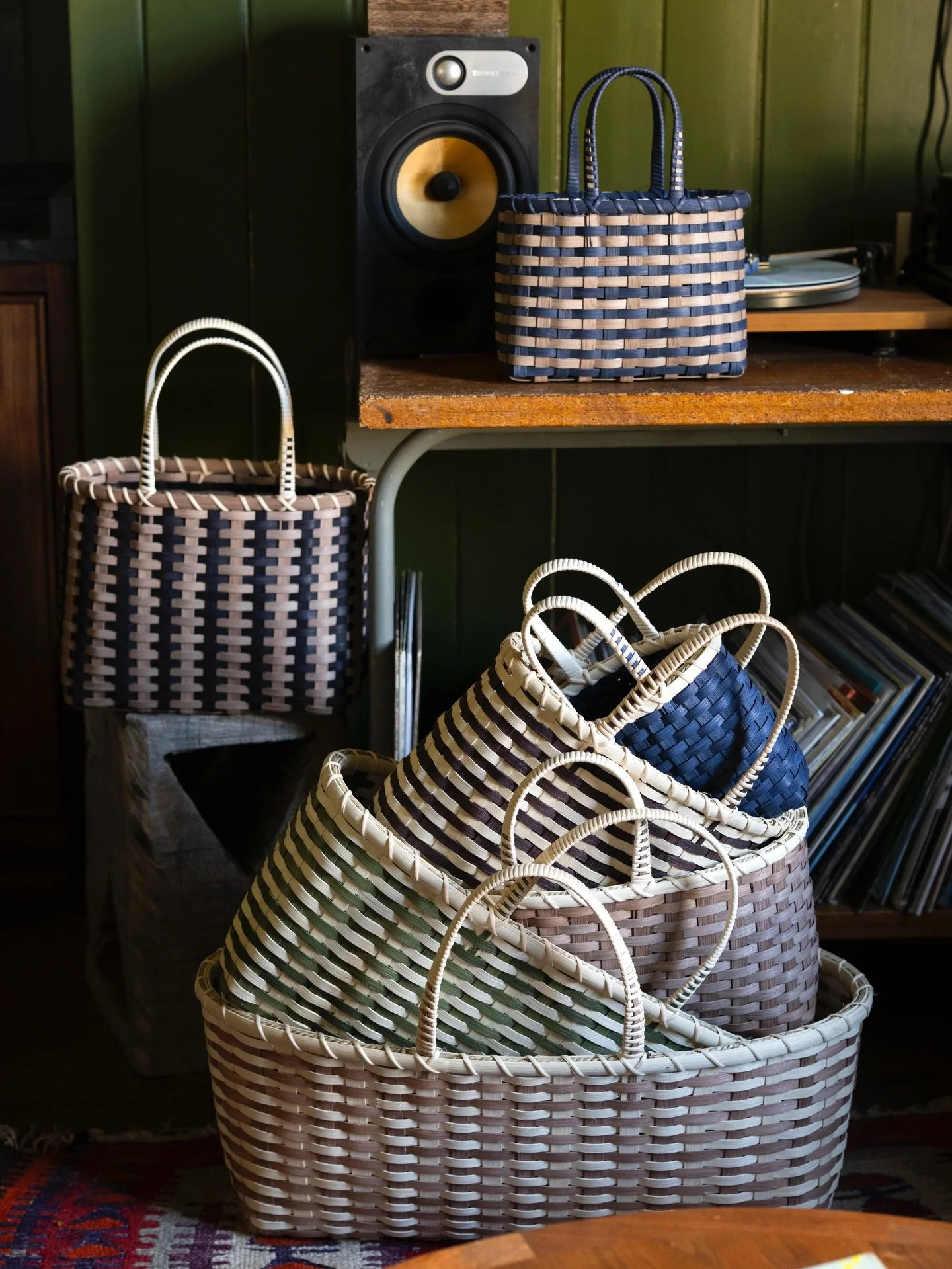Had the most lovely time capturing weaver @kj_weaving and her beautiful totes and baskets. So beautiful. It was so inspiring to see the process and artistry that goes into these amazing creations!

Hair, Make Up, and Styling by the talented @chelseya