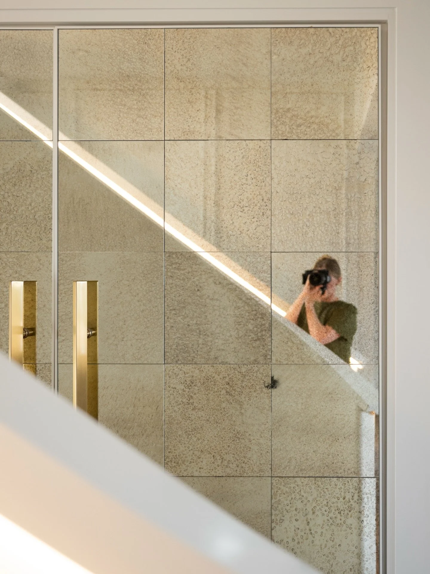 Can never resist a mirror selfie. This staircase paired with the mirrored closet that @micahabbanantoandco designed was so cool.