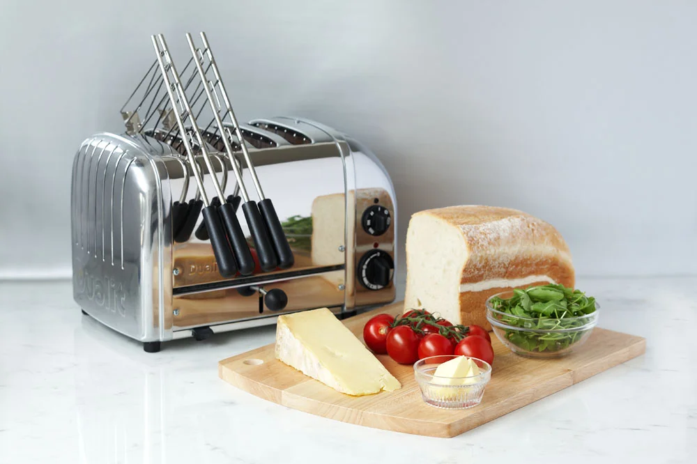 Dualit Classic Toaster 4-Schlitz-polished mit Sandwichzange-Lifestyle-web.jpg