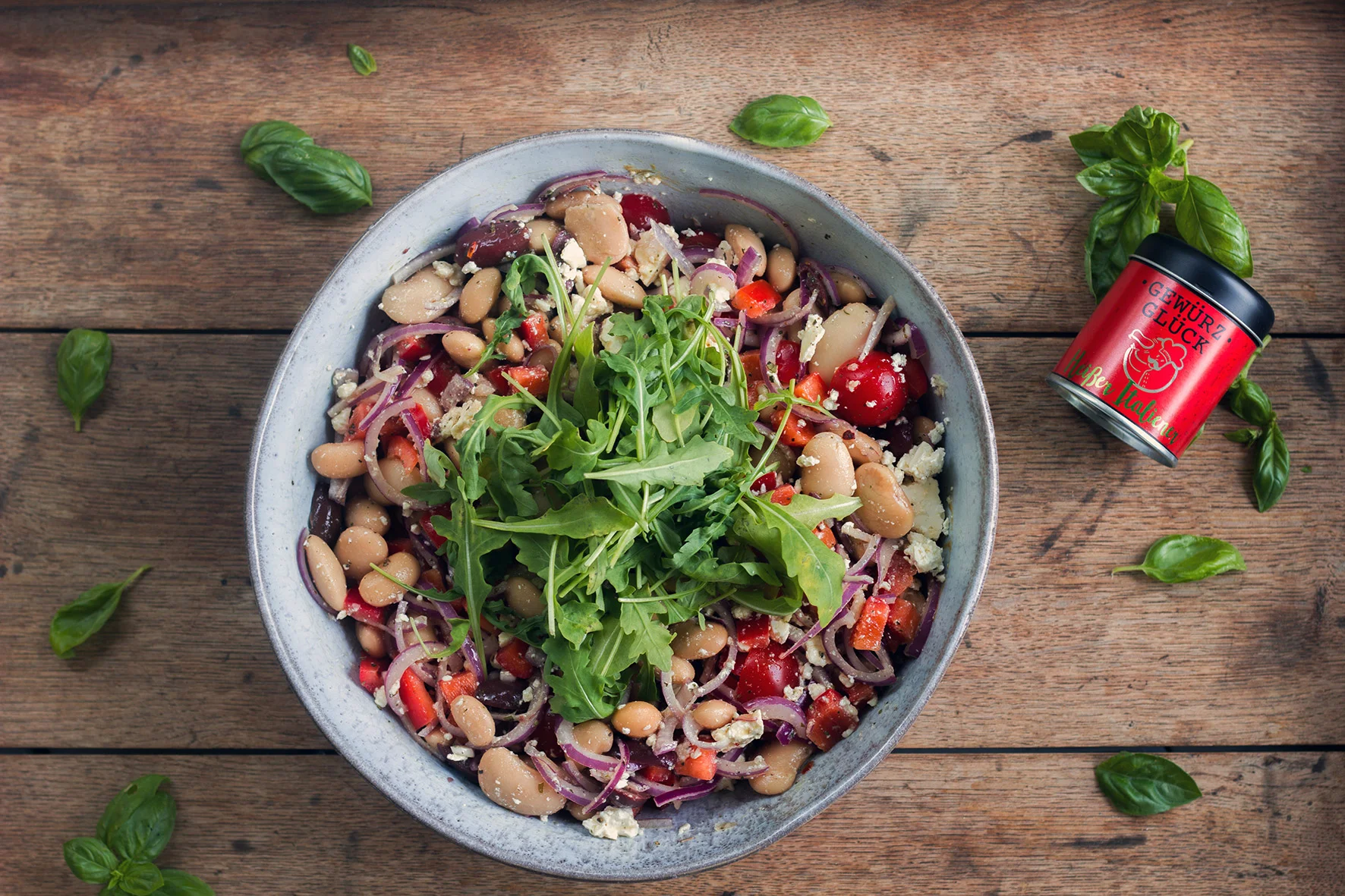 Sommerlicher Bohnensalat: GEWÜRZGLÜCK HEISSER ITALIENER , Riesenbohnen, Paprika, rote Zwiebeln, Olivenöl, Tomaten, Feta, Knoblauch, Balsamico Essig, Basilikum > das genaue Rezept finden Sie bei uns im GEWÜRZGLÜCK-Flyer