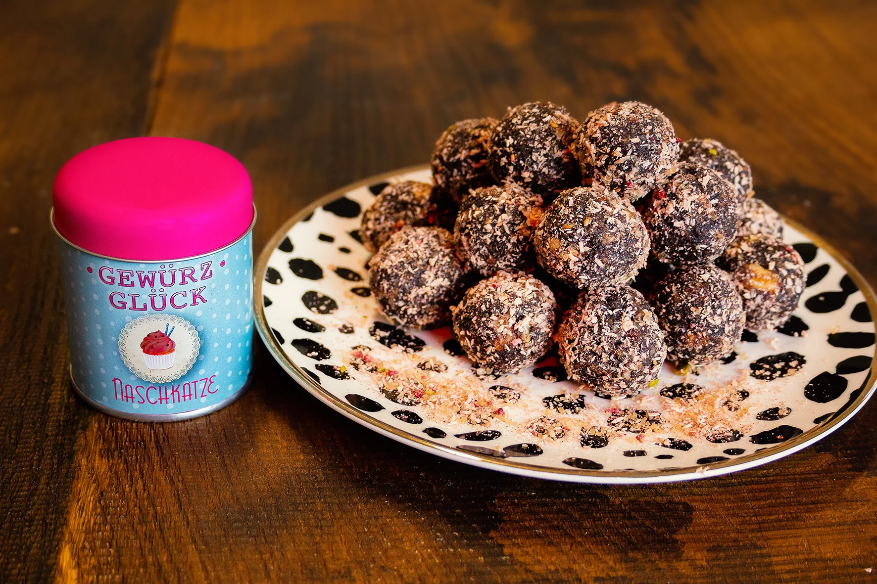 Energy Balls mit Naschkatze : GEWÜRZGLÜCK NASCHKATZE , Datteln, Walnusskerne, Haselnüsse, Kakao > das genaue Rezept finden Sie bei uns im GEWÜRZGLÜCK-Flyer