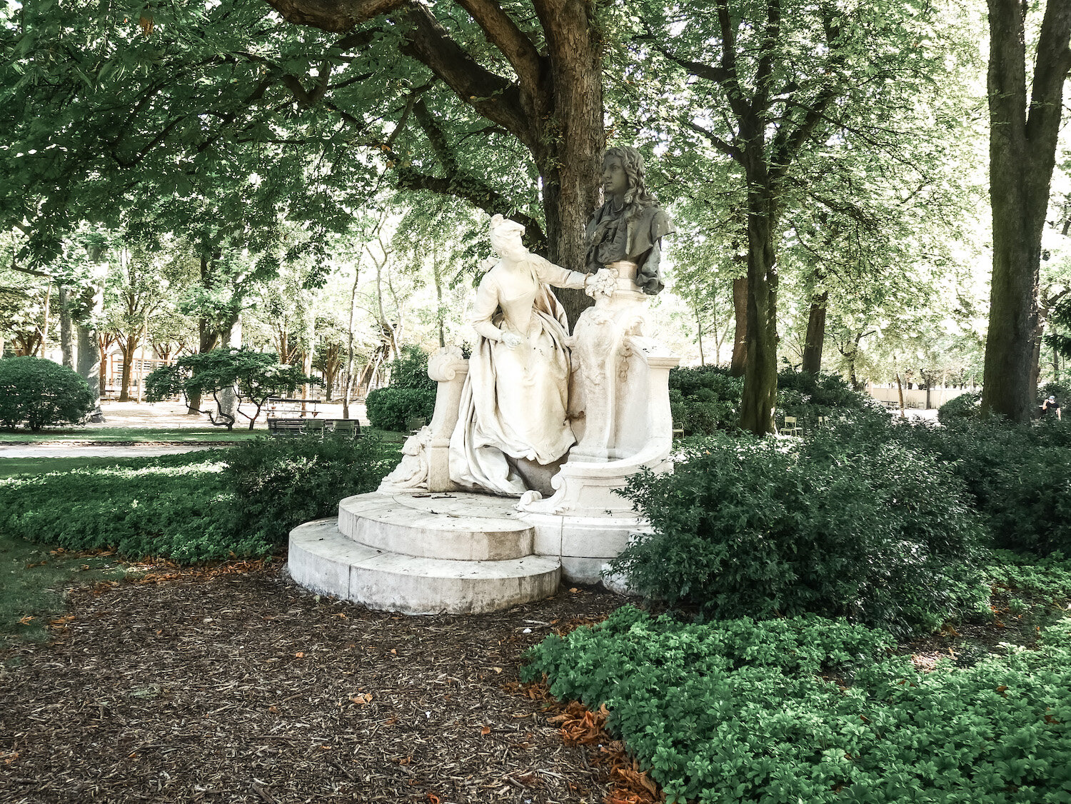 Luxembourg garden statues - visiting Paris with kids