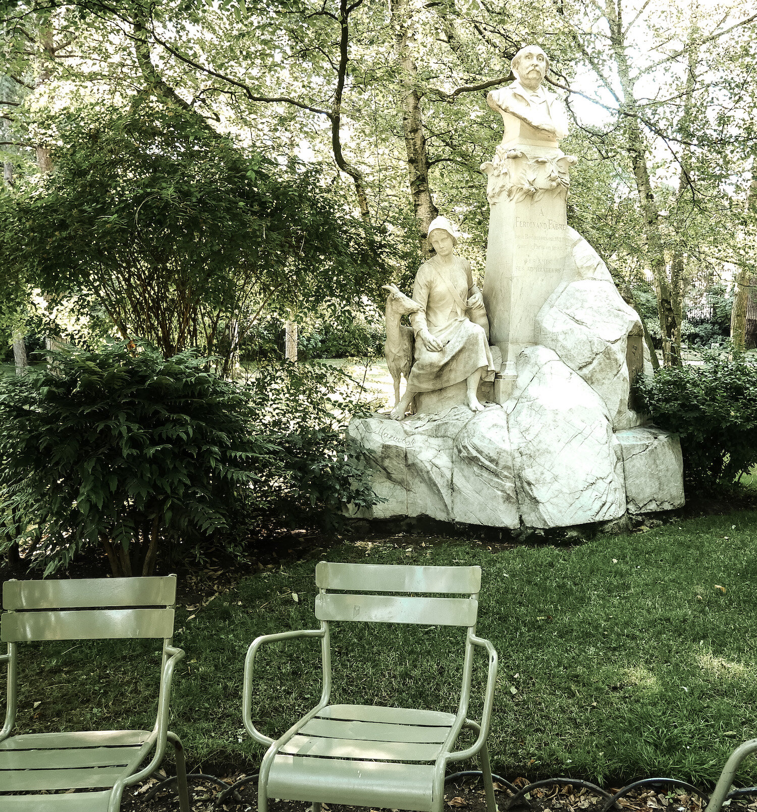 Luxembourg garden statues - visiting Paris with kids