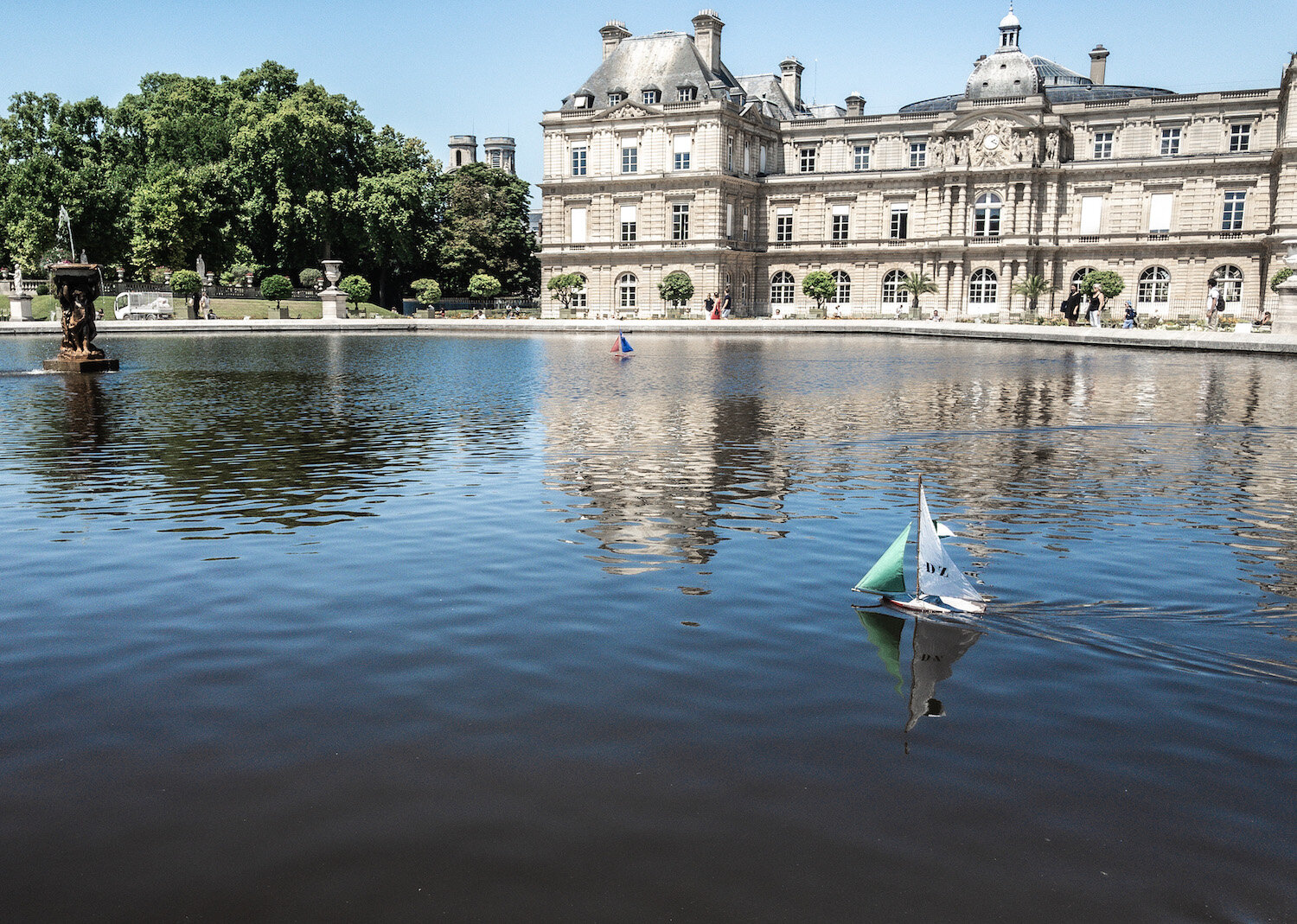 The Luxembourg garden - sailing boats - what do with kids in Paris