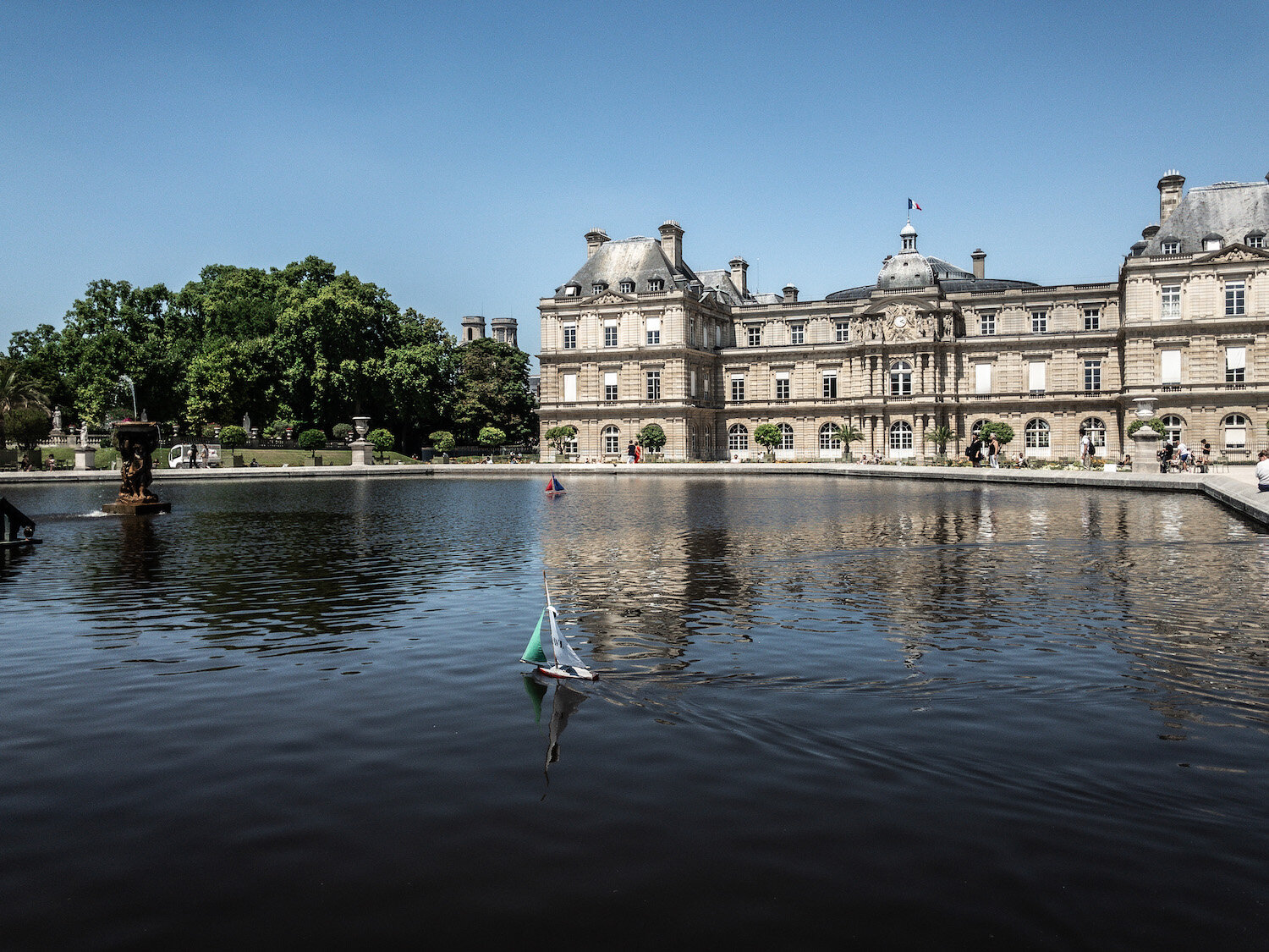 The Luxembourg garden - sailing boats - what do with kids in Paris