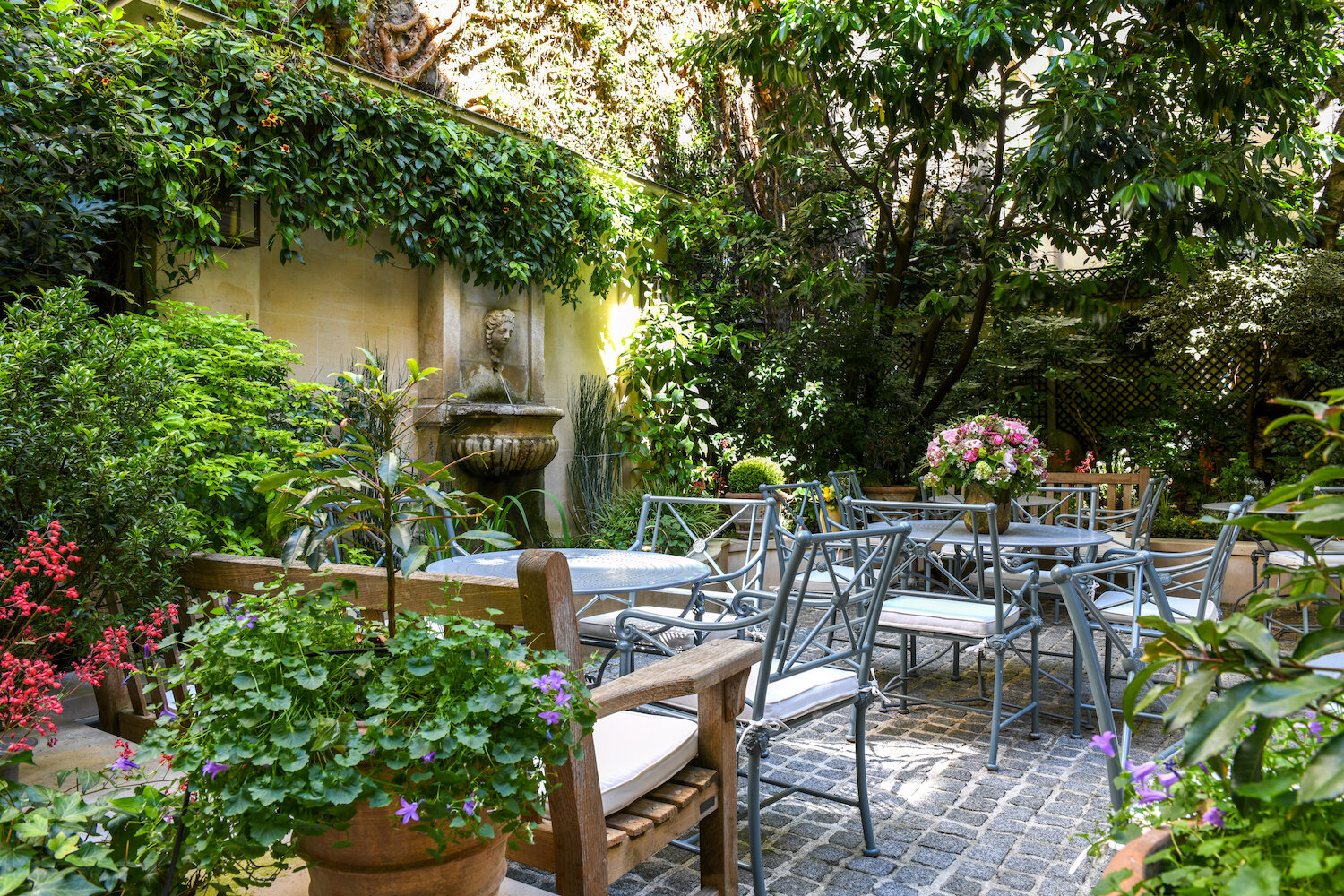 Travelling to Paris with children - Best hotels in the 6th - Hotel de L'Abbaye with garden