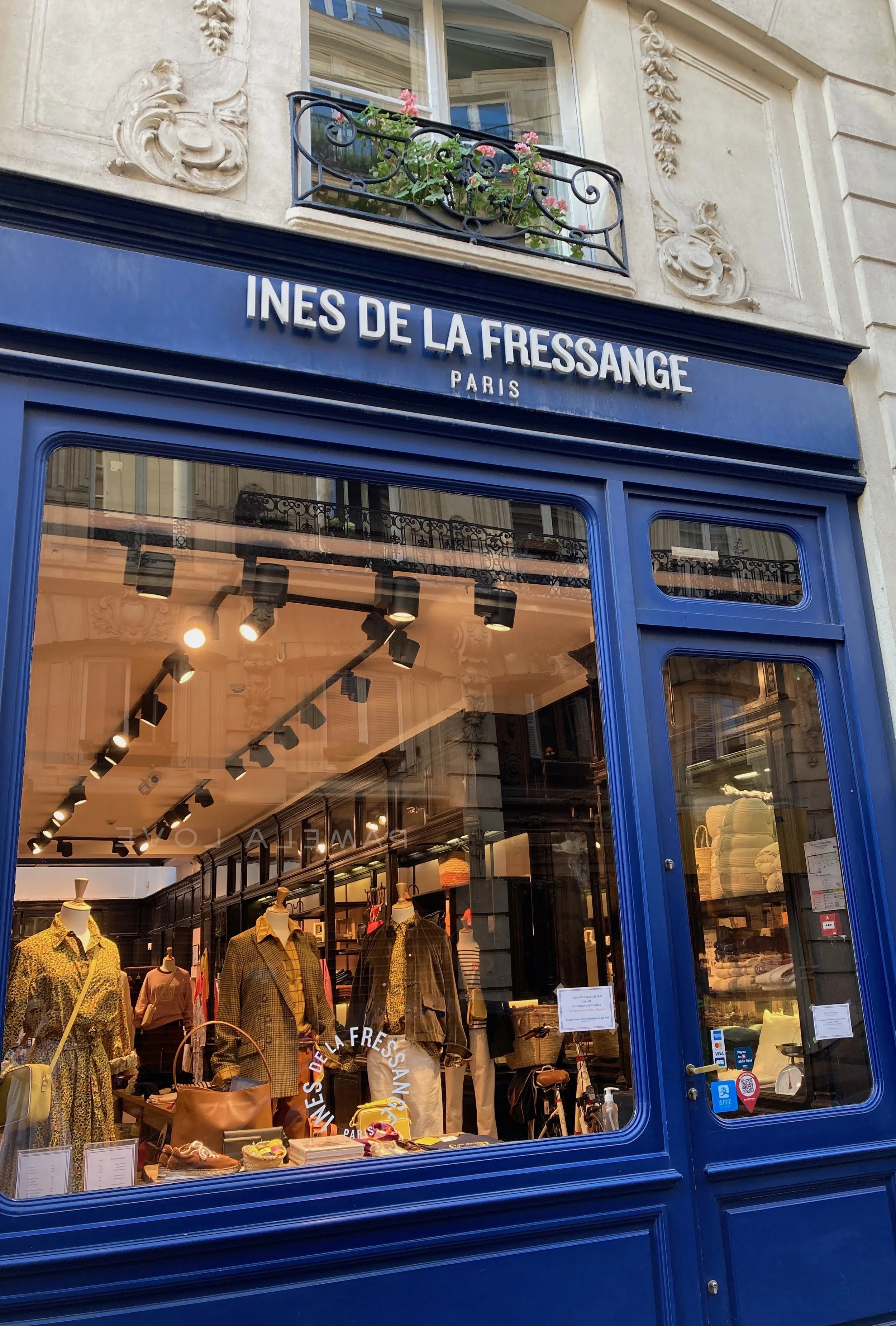 INES DE LA FRESSANGE : EFFORTLESS PARISIAN CHIC STYLE