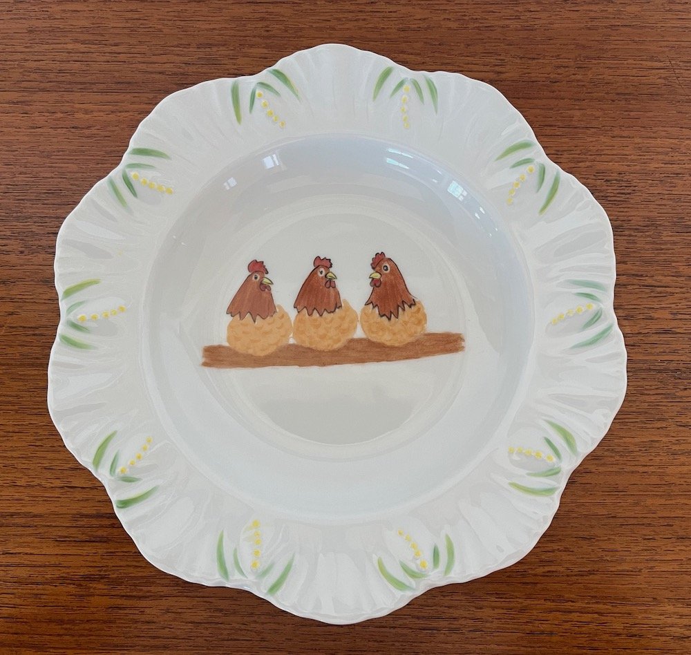 Assiette poule pour enfants, vaisselle thème animalier. Bestiaire. Porcelaine peinte main à Paris par Annouchka Beguin. Art de la table artisanal à la française pour petits et grands. Cadeau authentique made in France. Boutique parisienne